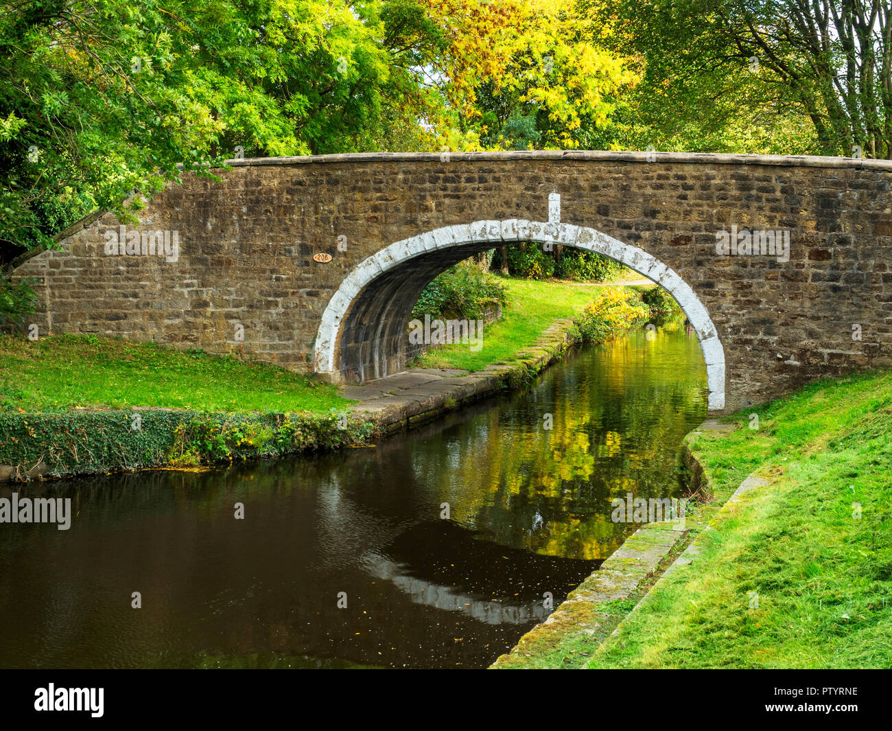 Dowley Gap Packhorse Bridge on the Leeds and Liverpool Canal between Saltaire and Bingley West Yorkshire England Stock Photo