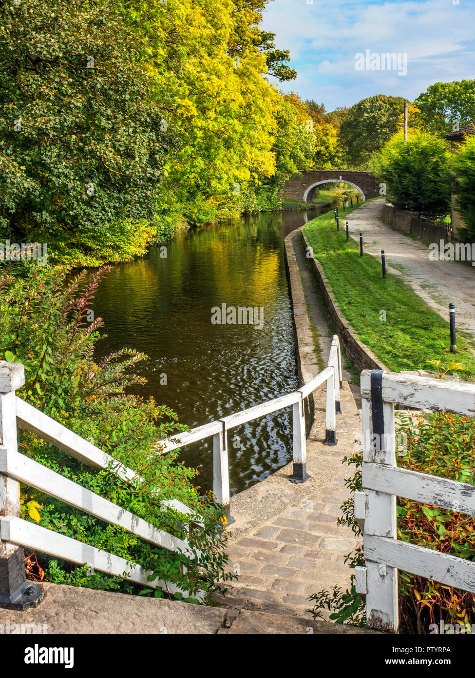 Dowley Gap Packhorse Bridge from the steps at Dowley Gap Locks on the Leeds and Liverpool Canal West Yorkshire England Stock Photo