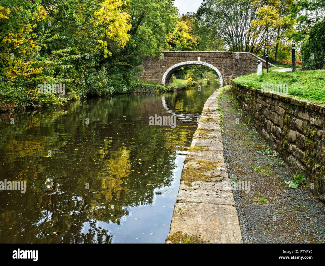 Dowley Gap Packhorse Bridge on the Leeds and Liverpool Canal between Saltaire and Bingley West Yorkshire England Stock Photo