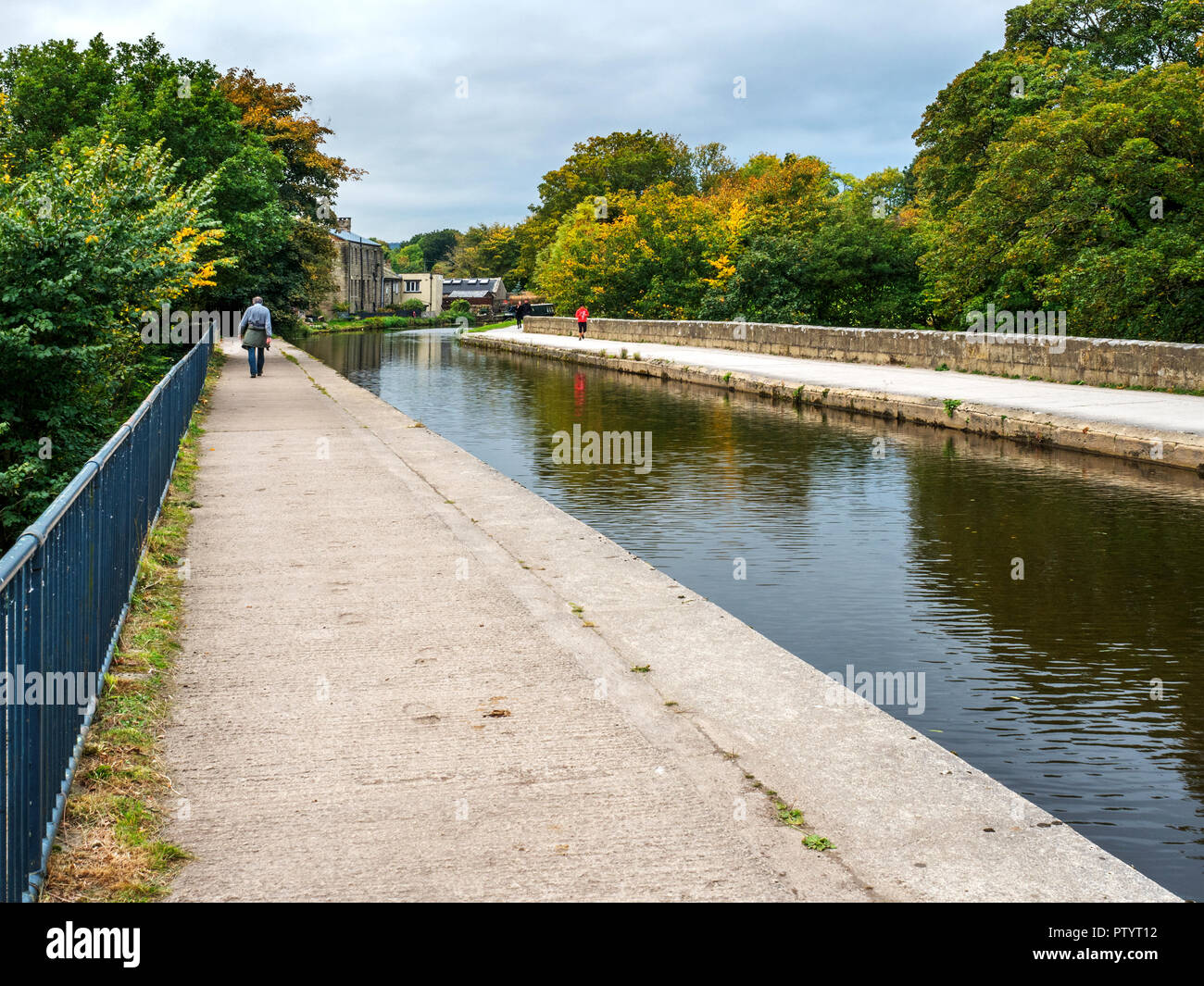 Dowley Gap Aqueduct carrying the Leeds and Liverpool Canal over the River Aire near Bingley West Yorkshire England Stock Photo