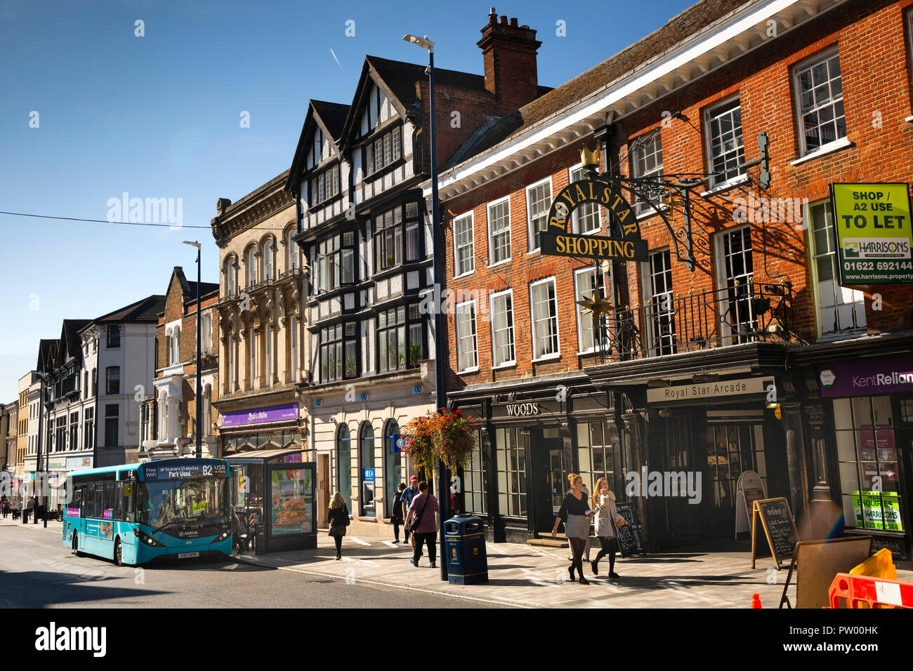 UK, Kent, Maidstone, Town Centre, High Street, No 82 arriva bus at stop outside Royal Star