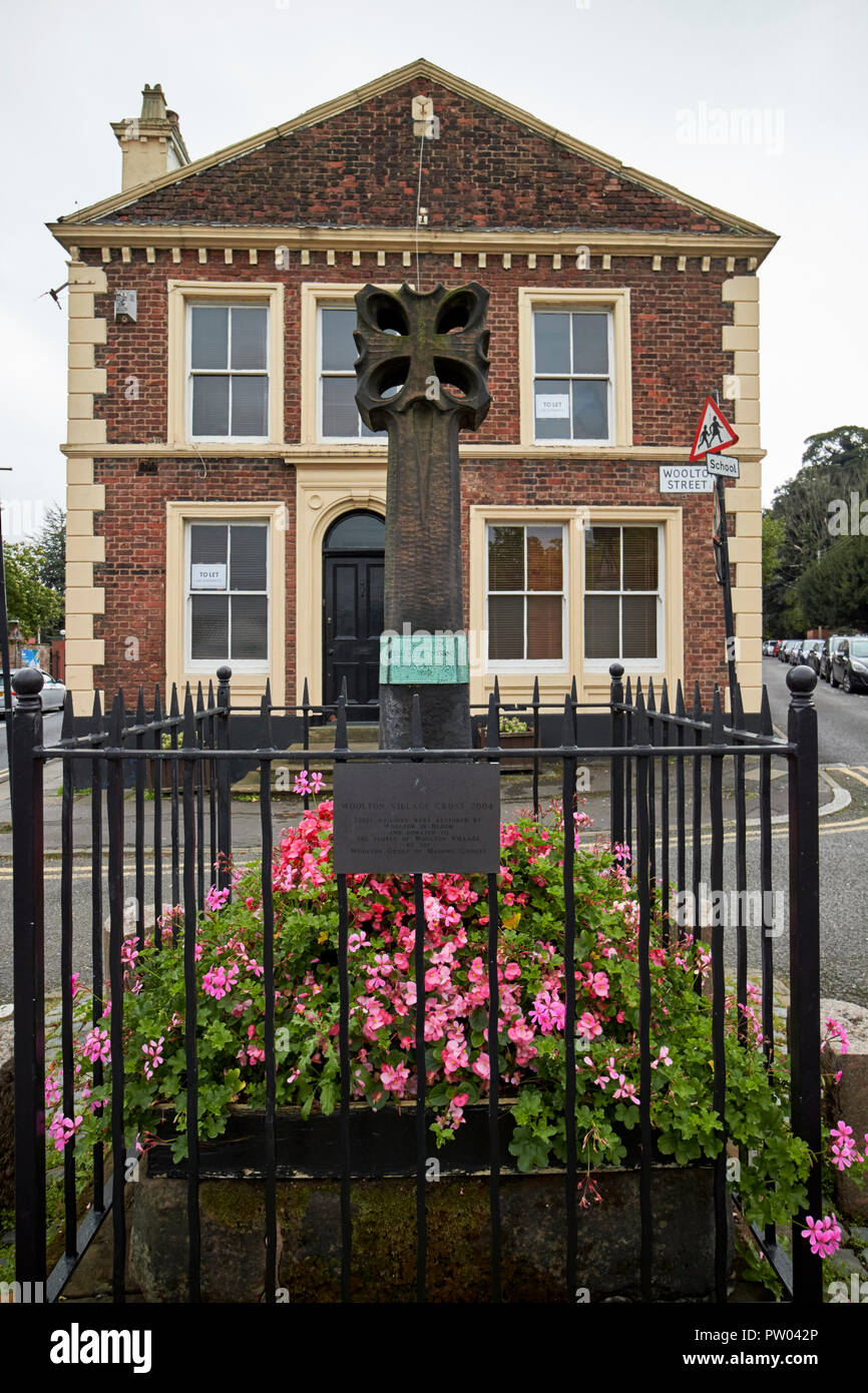 Woolton Cross village cross in Liverpool Merseyside England UK Stock Photo
