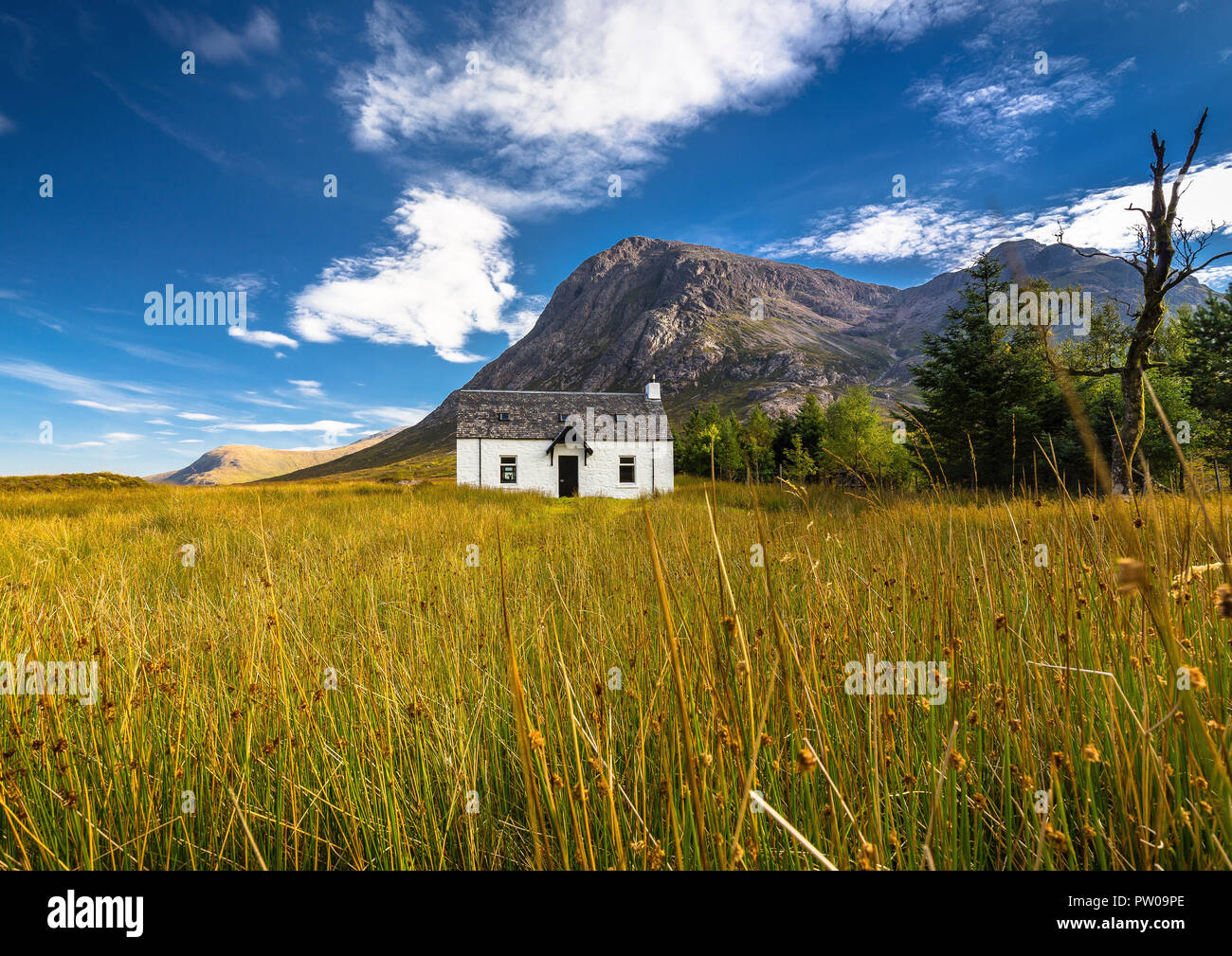 The remote Lagangarbh Hut in front of Buachaille Etive Mor in Glen Coe on a beautiful summer afternoon, Scotland Stock Photo