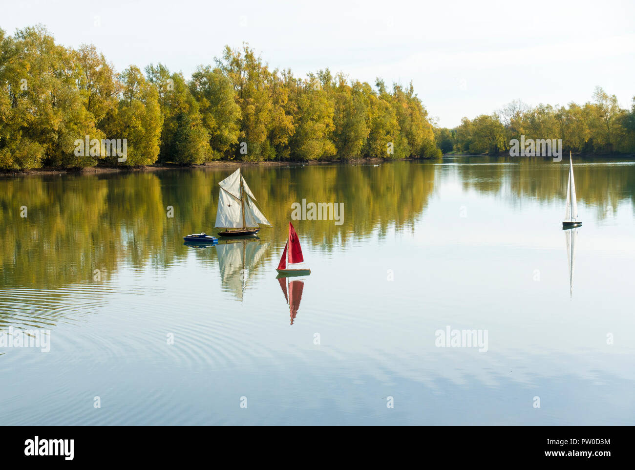 Reflections of water on boats hi-res stock photography and images - Alamy