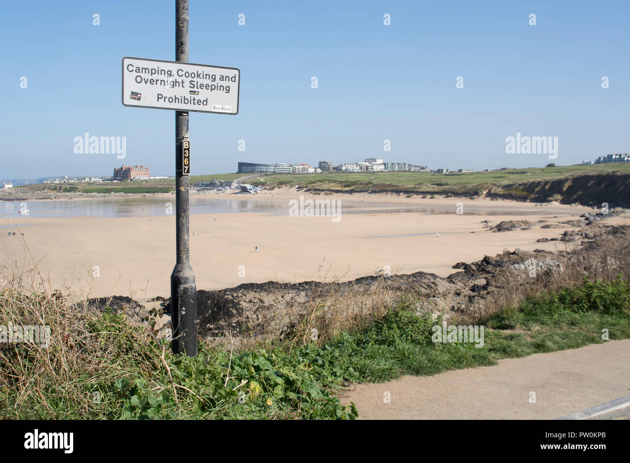 No camping sign on the cliff top at Newquay's Fistral beach - some surfers camp out in mini-vans and this must be a local deterrent. Stock Photo