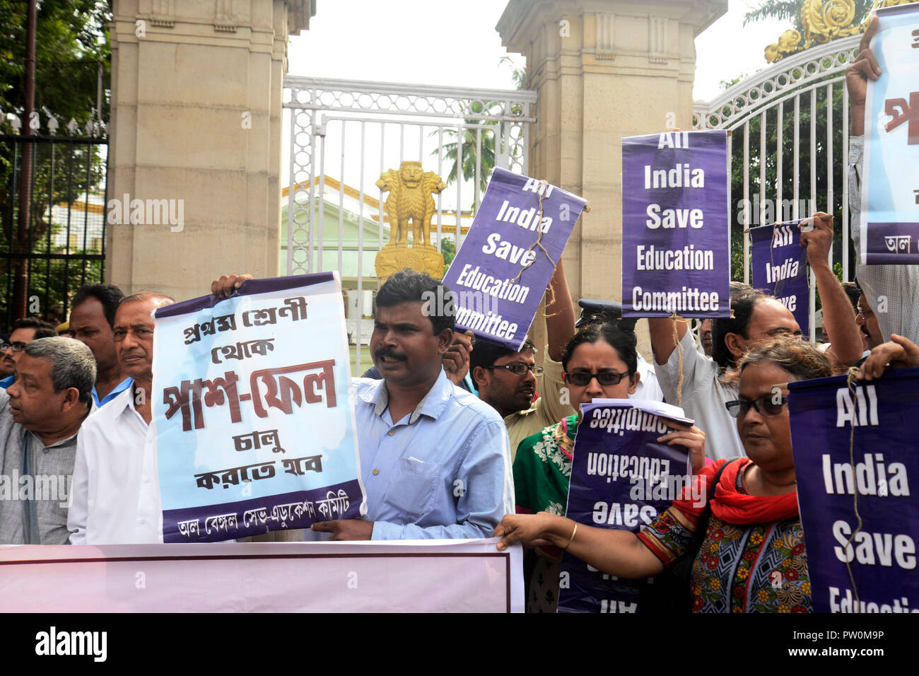 Kolkata, India. 11th Oct, 2018. All Bengal Save Education Committee members take part in a demonstration to protest against harassment of children in school and also demanded to re introduce the pass fail system from class I in front of Governor House. Credit: Saikat Paul/Pacific Press/Alamy Live News Stock Photo