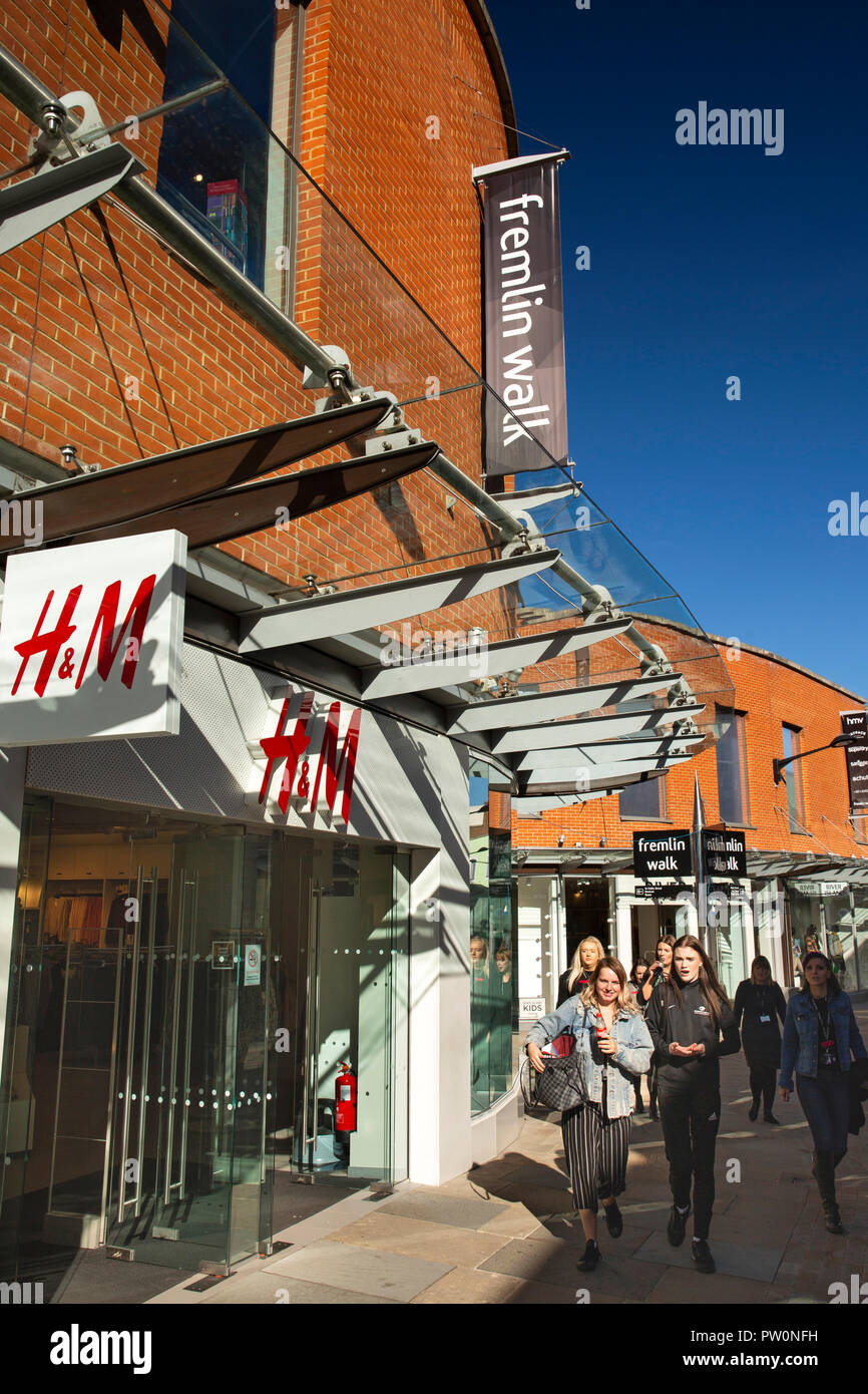UK, Kent, Maidstone, Town Centre, Earl Street, Fremlin Walk shopping  Centre, shoppers outside H&M store Stock Photo - Alamy