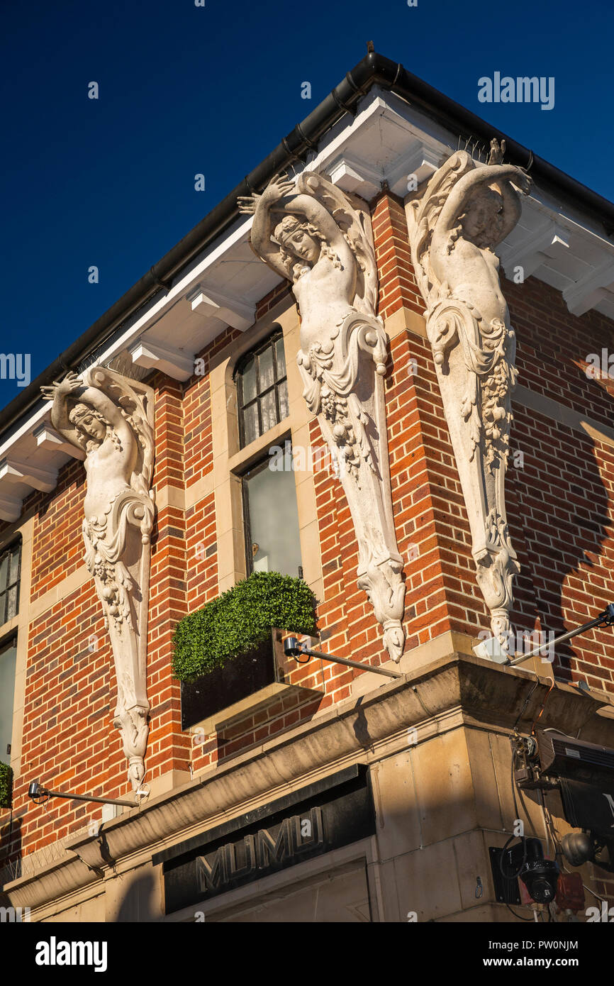 UK, Kent, Maidstone, Town Centre, Week Street, Belle Epoque statues above entrance to Mimi Restaurant Stock Photo