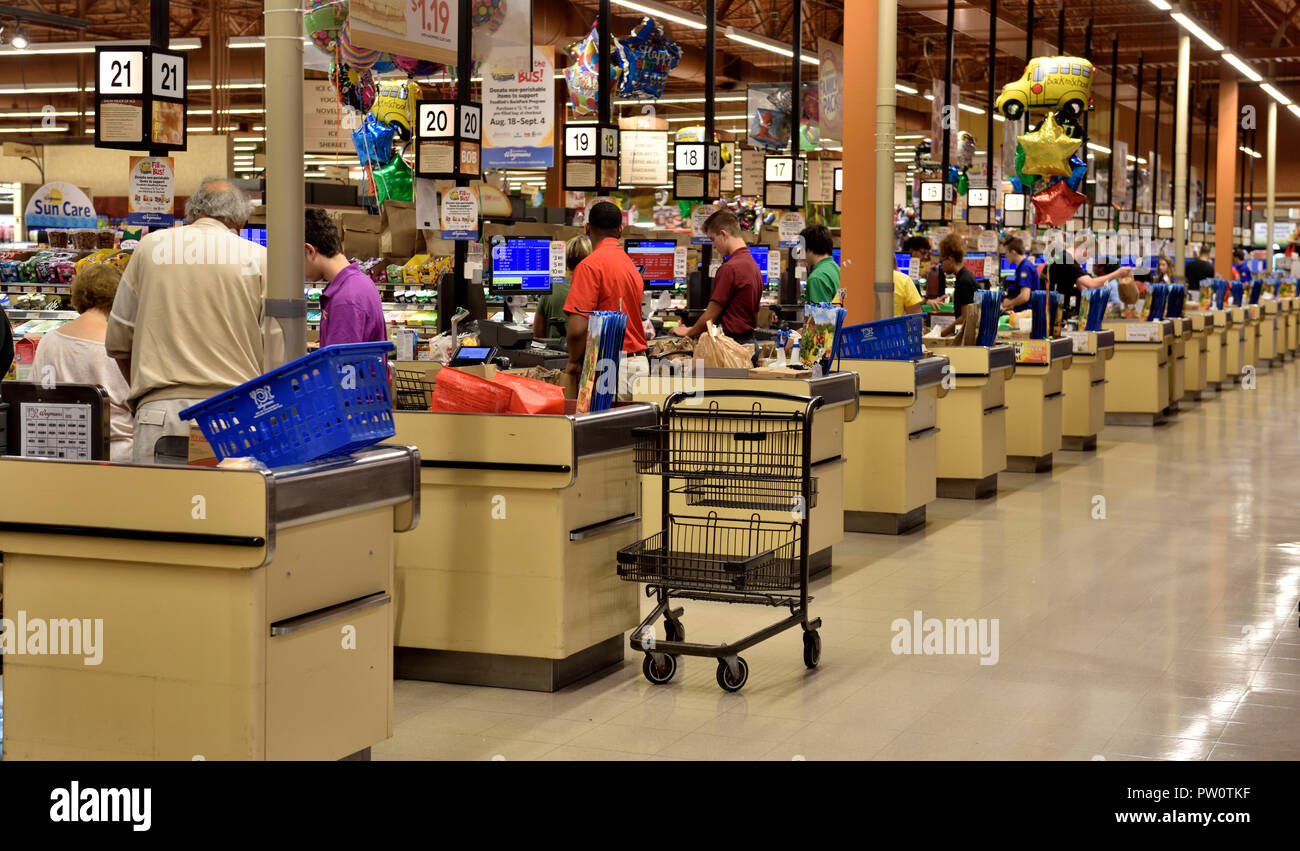 Long row of supermarket checkouts in USA Stock Photo