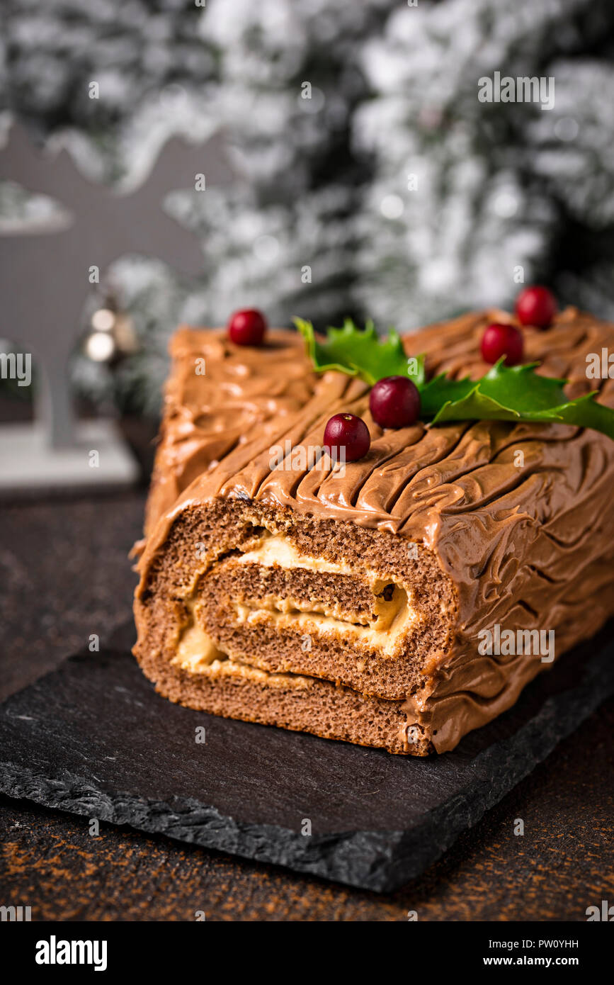 Christmas yule log cake. Traditional chocolate dessert Stock Photo - Alamy