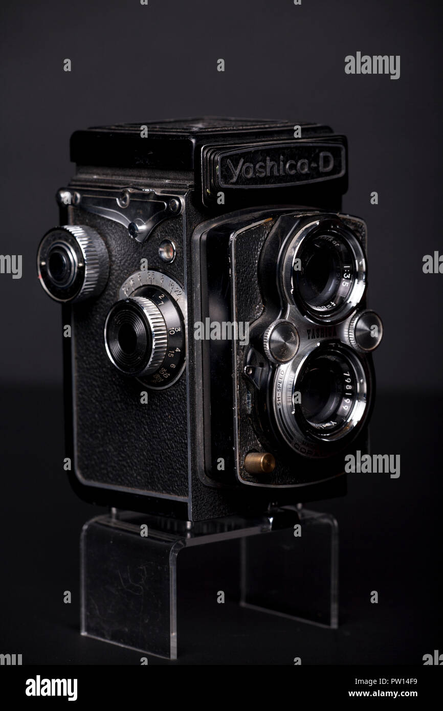 An old Yashica Twin Lens Reflex TLR camera Stock Photo - Alamy