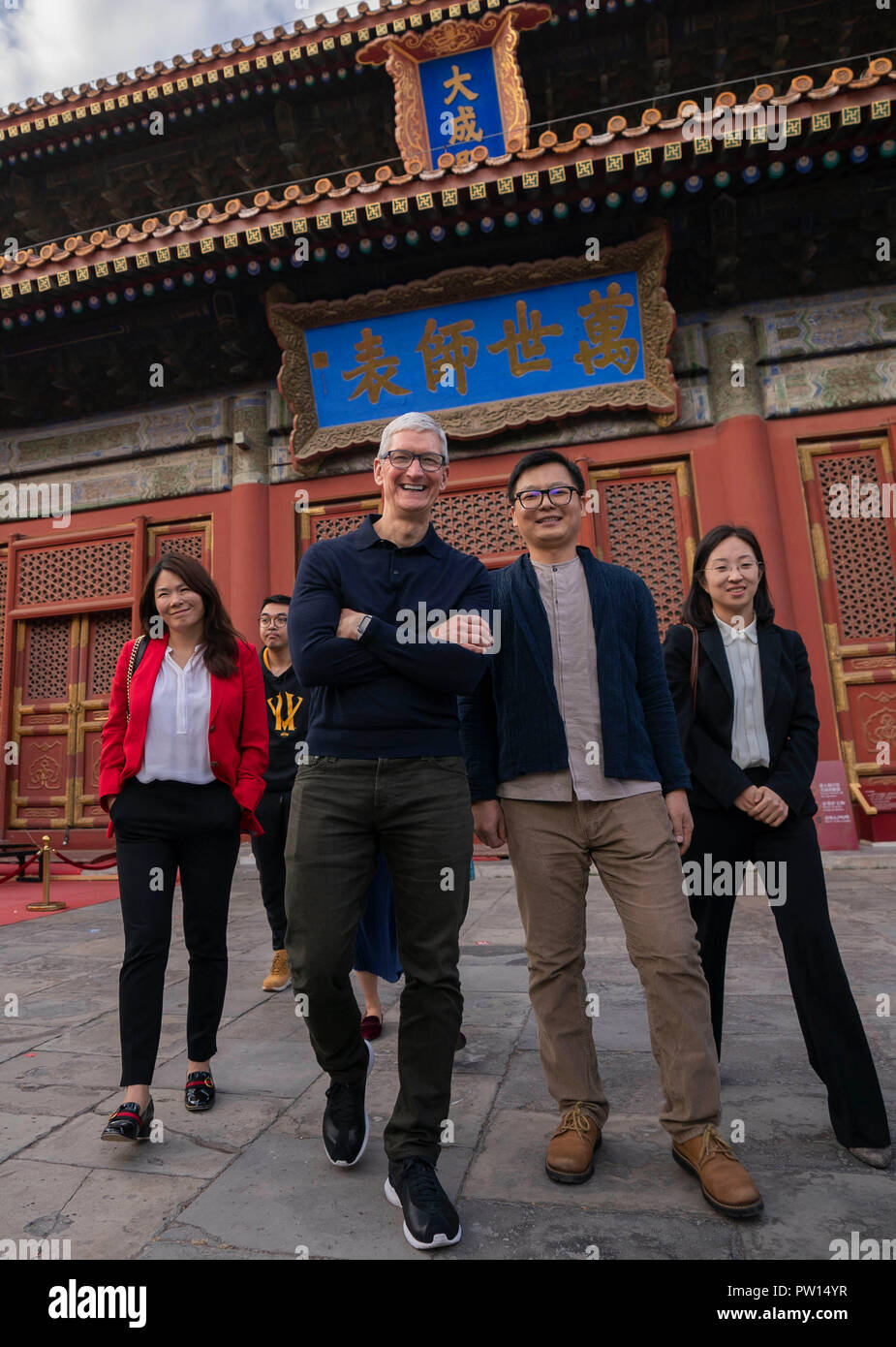 Beijing, China. 10th Oct, 2018. Apple's CEO Tim Cook and Qu Zhangcai (2nd R), one of the founders of Xichuangzhu APP, visit Beijing Confucian Temple in Beijing, capital of China, on Oct. 10, 2018. Cook paid a visit to Beijing Confucian Temple and the Imperial College on Wednesday. Credit: Cai Yang/Xinhua/Alamy Live News Stock Photo