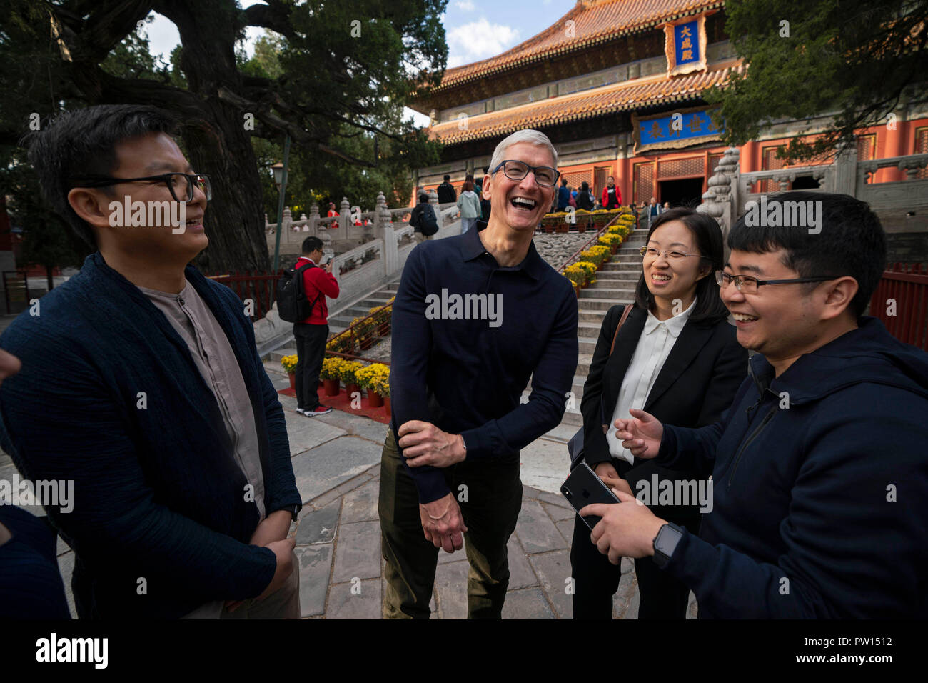 Beijing, China. 10th Oct, 2018. Apple's CEO Tim Cook (2nd, L) talks with Qu Zhangcai (1st L) and Liu Zhipeng (1st R), founders of Xichuangzhu APP, at Beijing Confucian Temple in Beijing, capital of China, on Oct. 10, 2018. Cook paid a visit to Beijing Confucian Temple and the Imperial College on Wednesday. Credit: Cai Yang/Xinhua/Alamy Live News Stock Photo