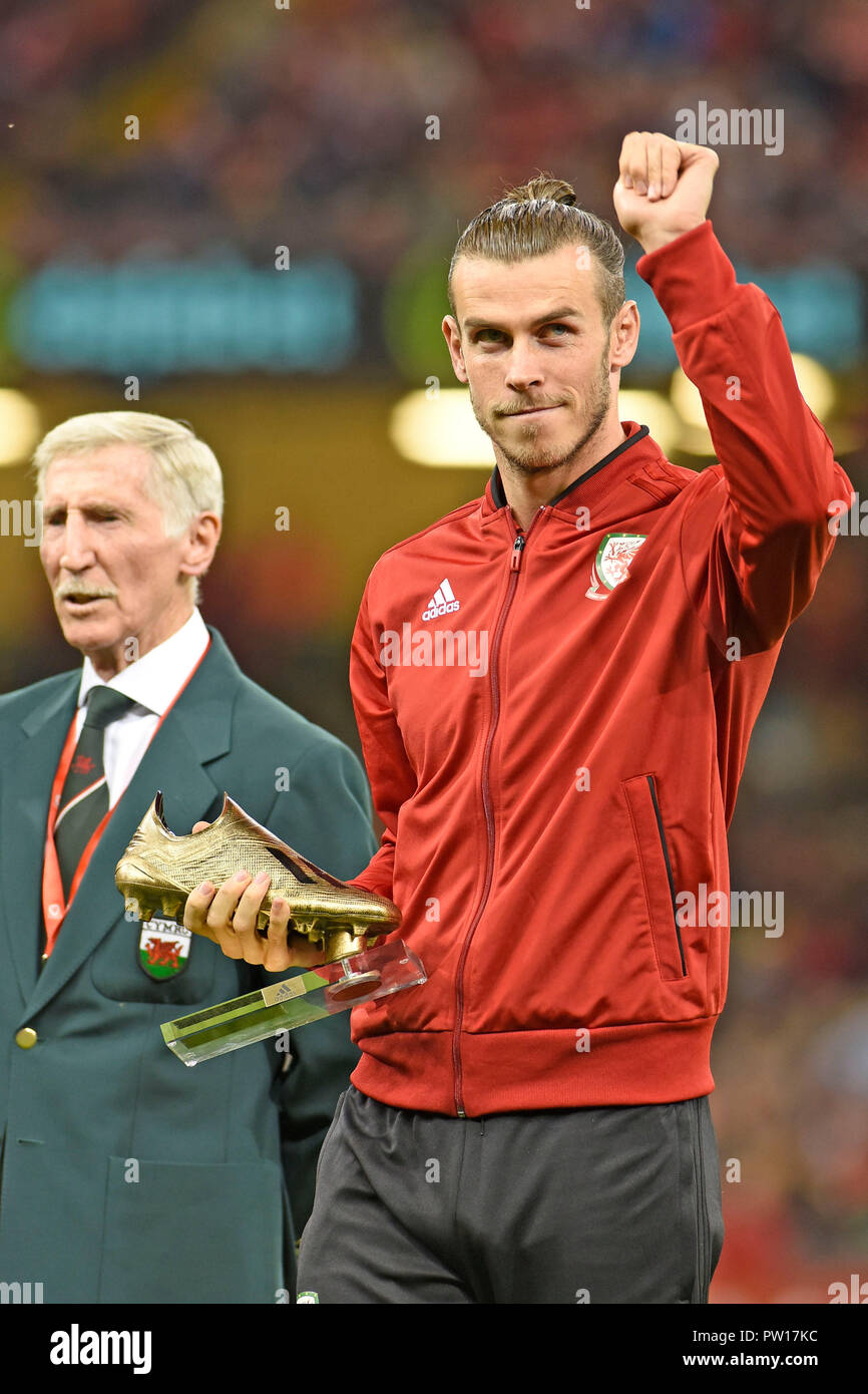 Cardiff - Wales - UK - 11th October 2018 International friendly between Wales and Spain at the National Stadium of Wales : Gareth Bale of Wales collects his Golden Boot award at half time. Credit: Phil Rees/Alamy Live News Stock Photo