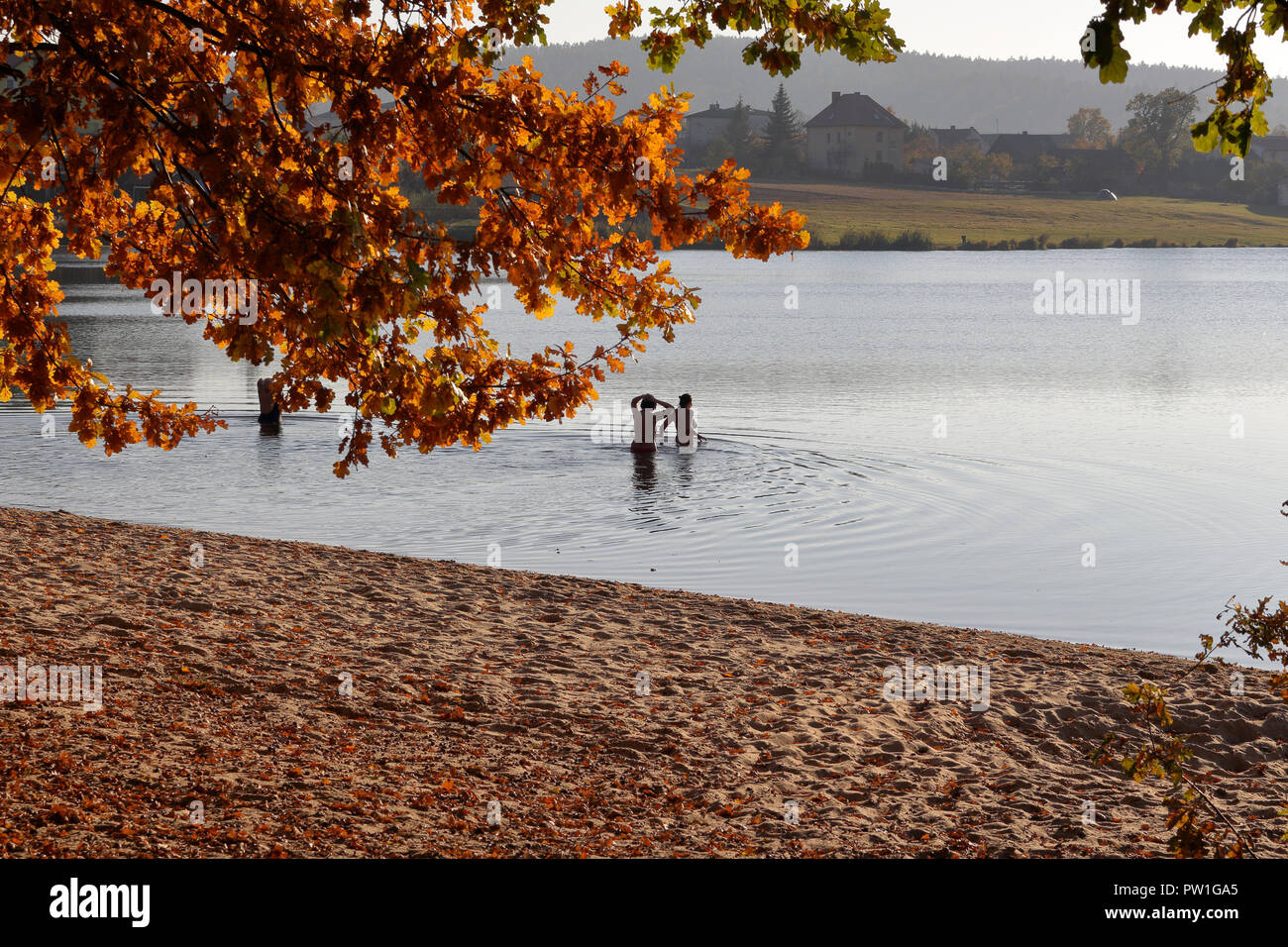 UMER, POLAND - OCTOBER 11, 2018: Women bathe in the lake during unusual warm spell of weather in October. © Slawomir Wojcik / Alamy Live News Stock Photo