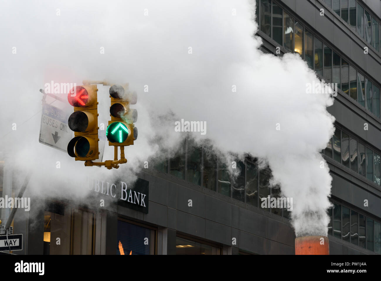 10-2018 Manhattan, New York. Steam escaping from a cooling vent and obscuring traffic lights. Photo: © Simon Grosset Stock Photo