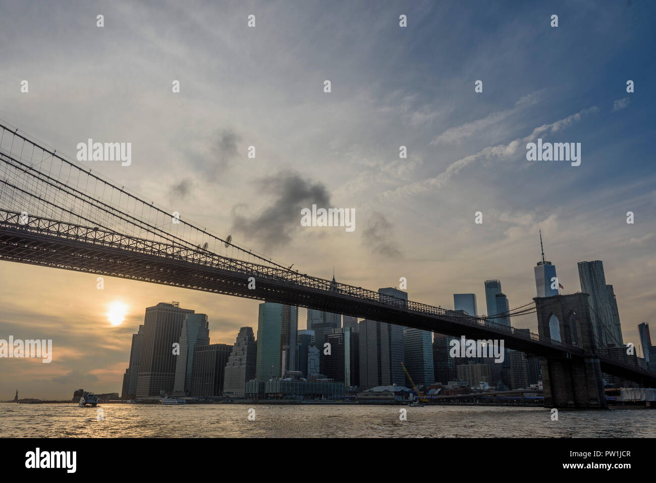10-2018 Manhattan, New York. Sunset over Manhattan and the Brooklyn Bridge, photographed from the East River Ferry. Photo: © Simon Grosset Stock Photo