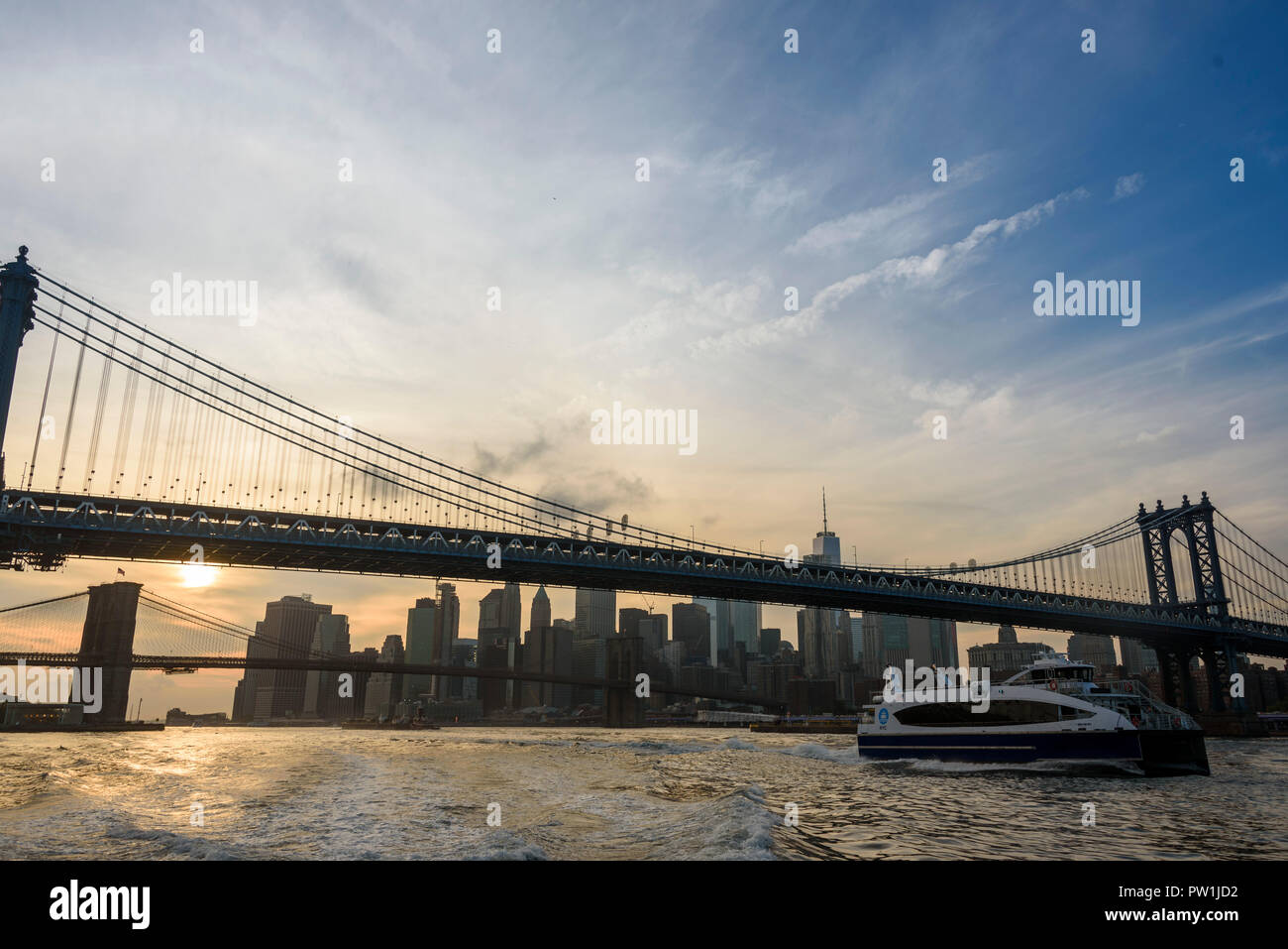 10-2018 Manhattan, New York. Sunset over Manhattan and the Manhattan and Brooklyn Bridges, photographed from the East River Ferry. Photo: © Simon Gros Stock Photo