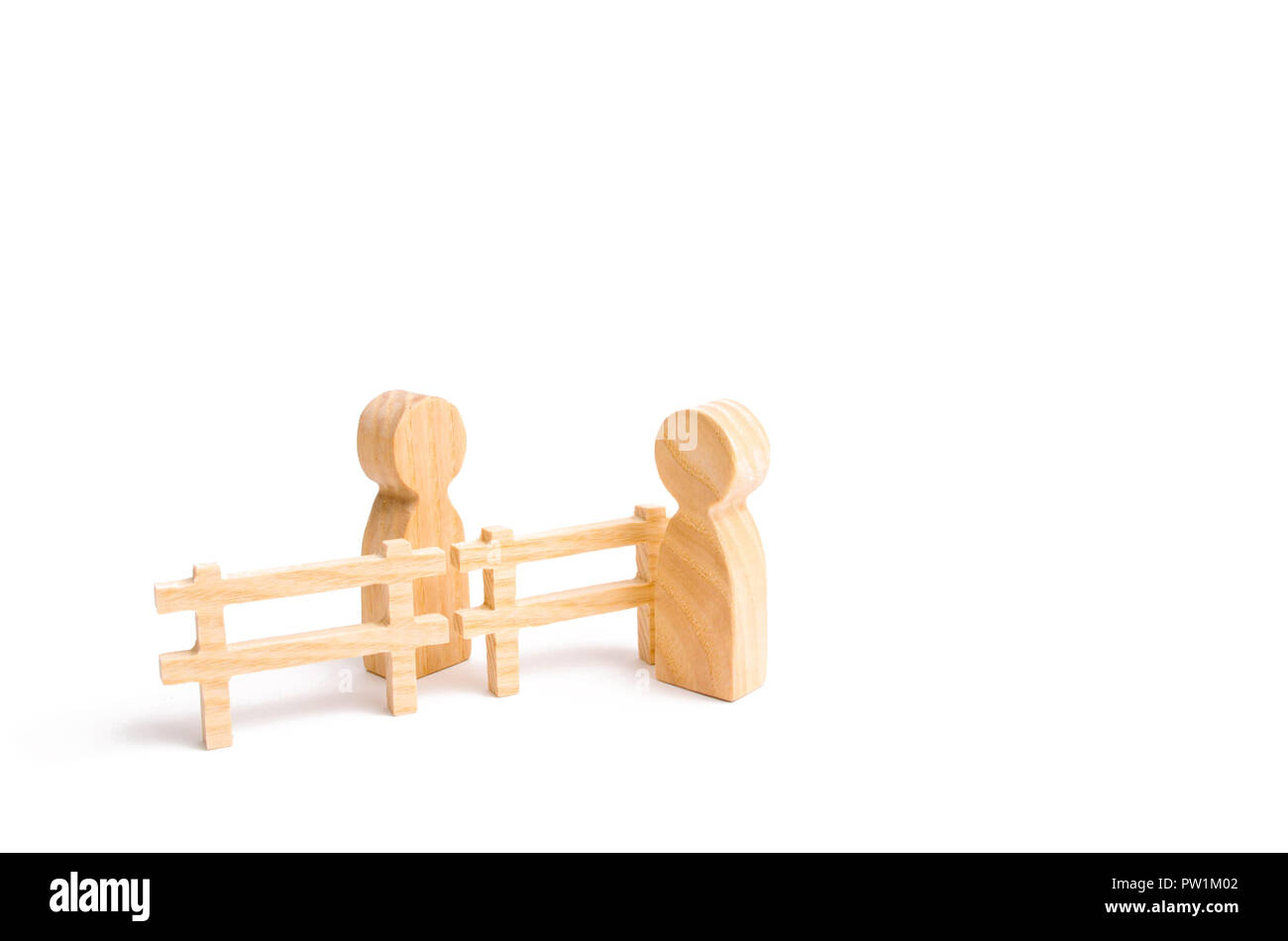 A wooden fence divides the two groups discussing the case. Termination and breakdown of relations, breaking ties. Contract break, conflict of interest Stock Photo