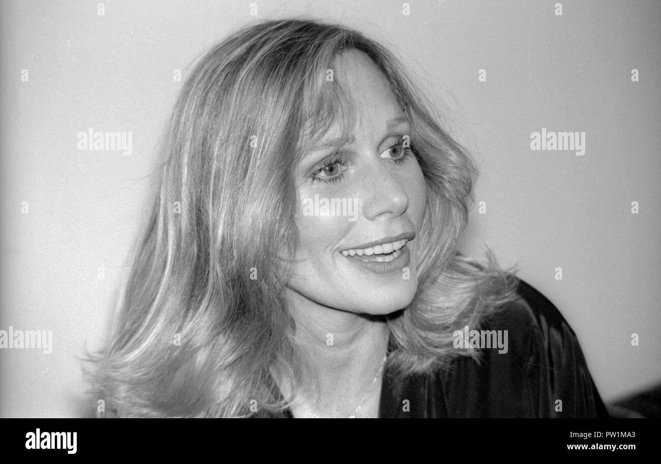 Sally kellerman actress hi-res stock photography and images - Alamy