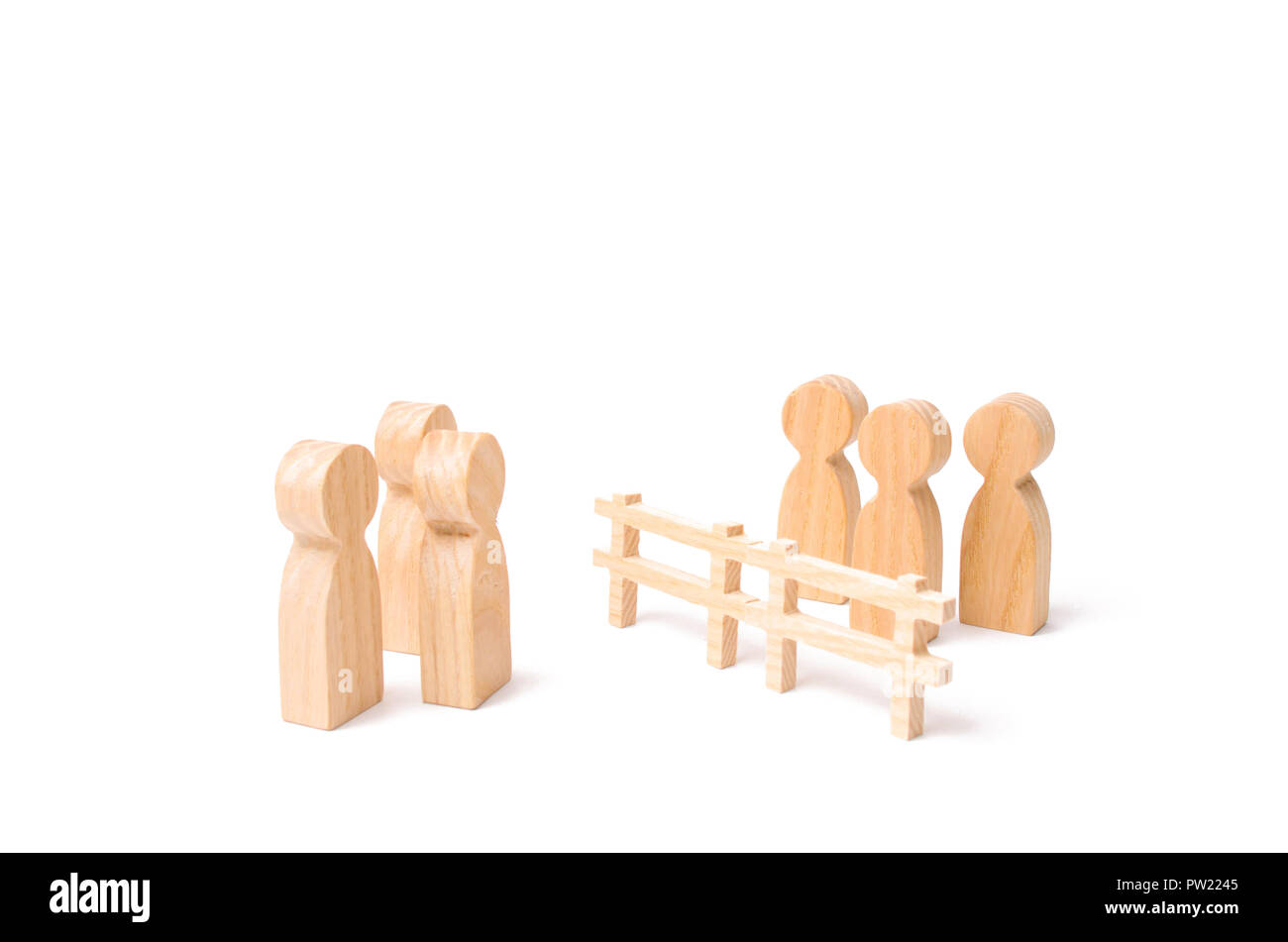 A wooden fence divides the two groups discussing the case. Termination and breakdown of relations, breaking ties. Contract break, conflict of interest Stock Photo