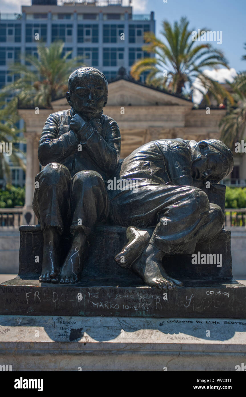 The bronze statue of two barefoot children  'I senza tetto' (The Homeless) by  Pasquale Civiletti, located in Piazza Castelnuovo, Palermo Stock Photo