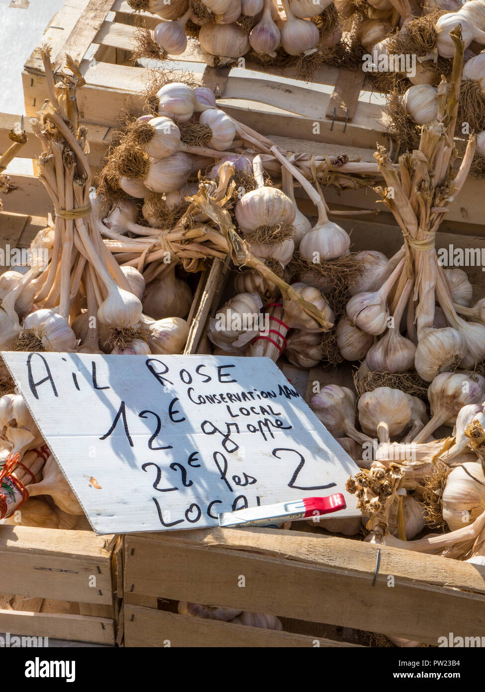 PINK ROSÉ GARLIC AIL LOCAL CONSERVATION MARKET Brittany local Moëlan sur Mer market rustic price label display conservation produce Brittany France Stock Photo