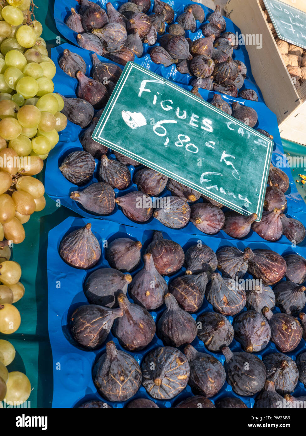 CONCARNEAU OUTDOOR MARKET STALL FRENCH FIGS FIGUES DISPLAY from the Languedoc-Roussillon France Stock Photo