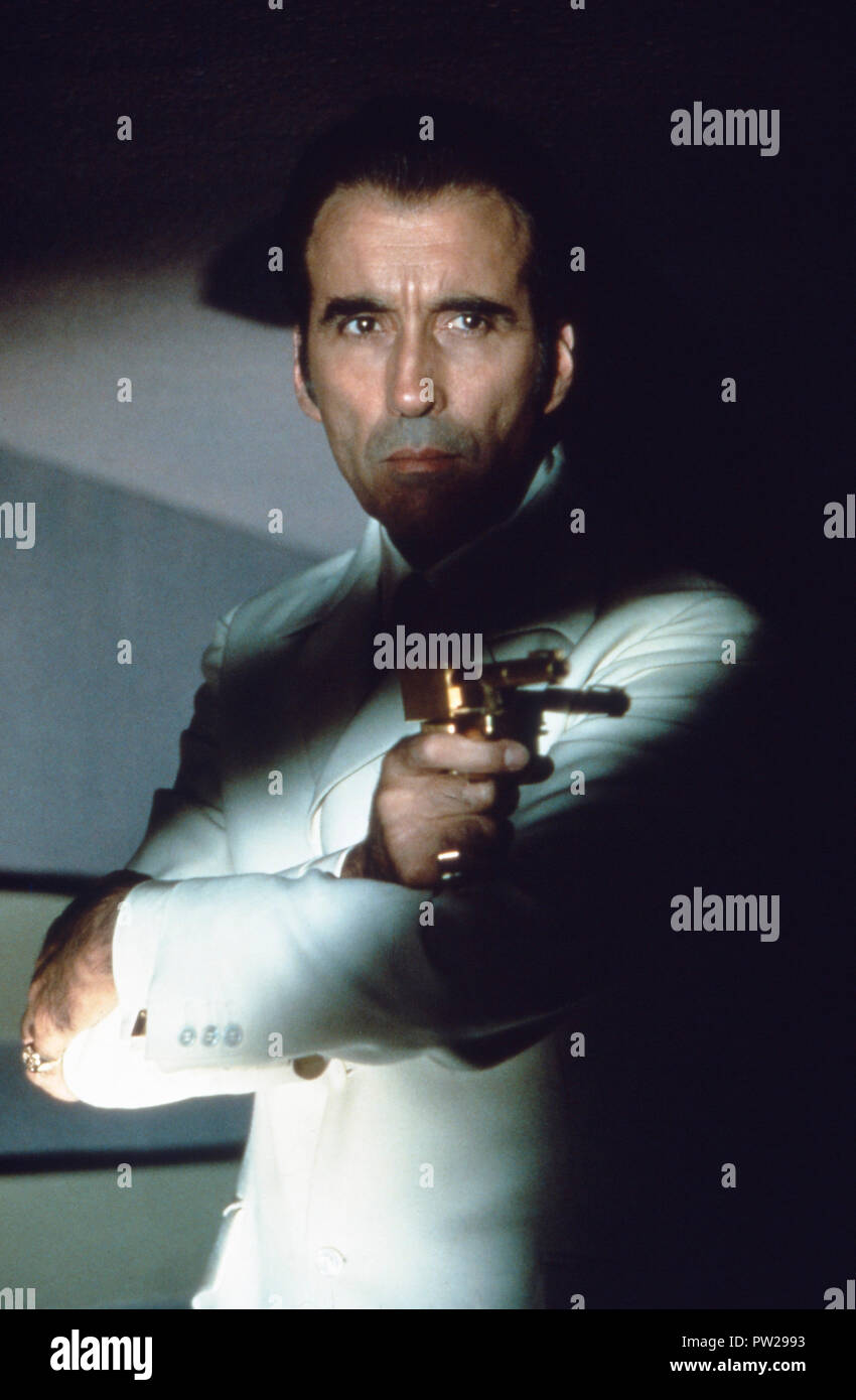 James Bond Der Mann Mit Dem Goldenen Colt High Resolution Stock Photography and Images Alamy
