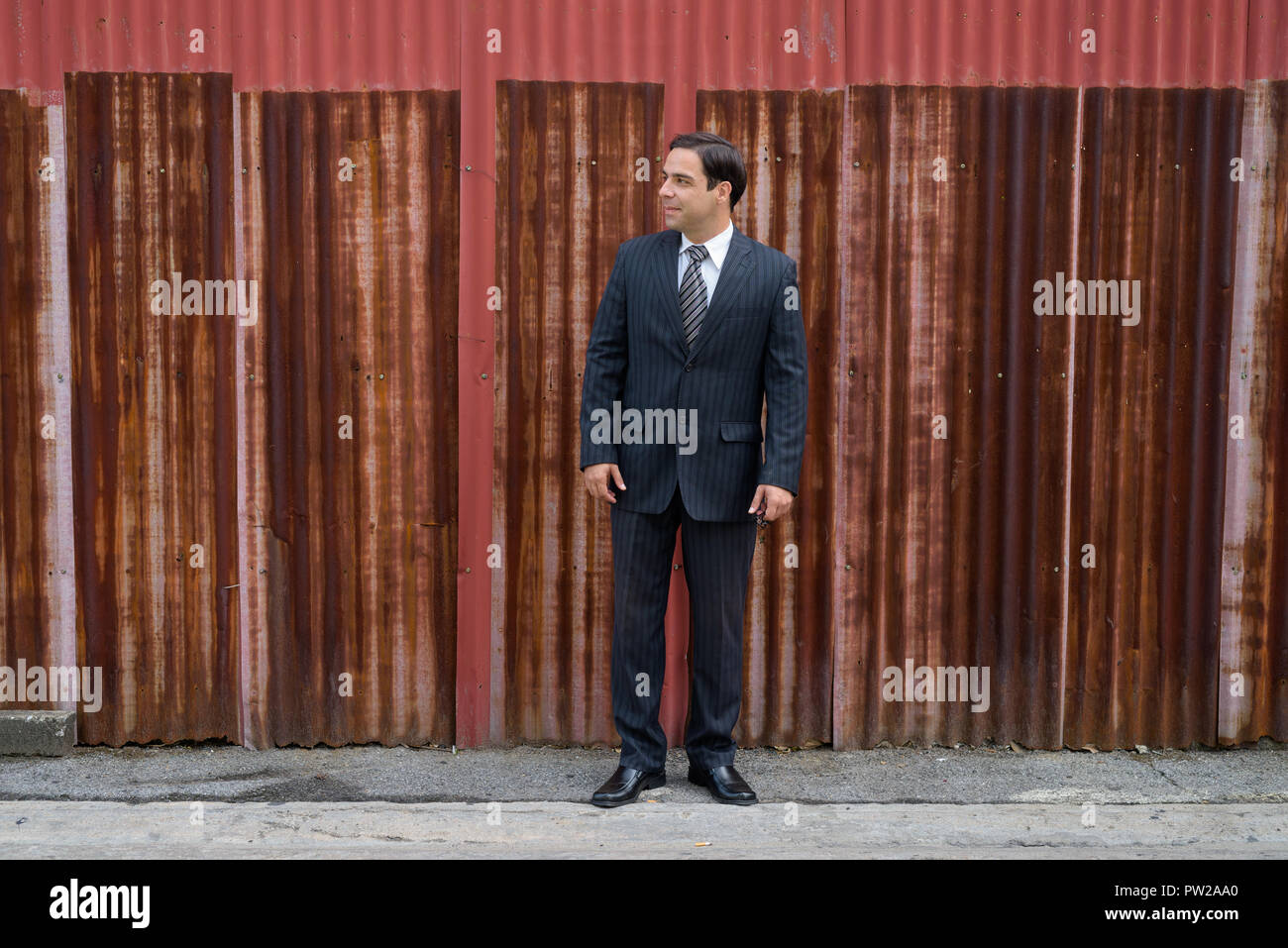 Man standing wall sidewalk hi-res stock photography and images - Alamy