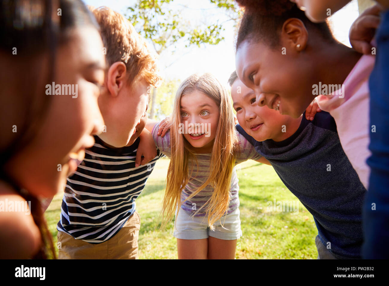 Kids arms around each other hi-res stock photography and images - Alamy
