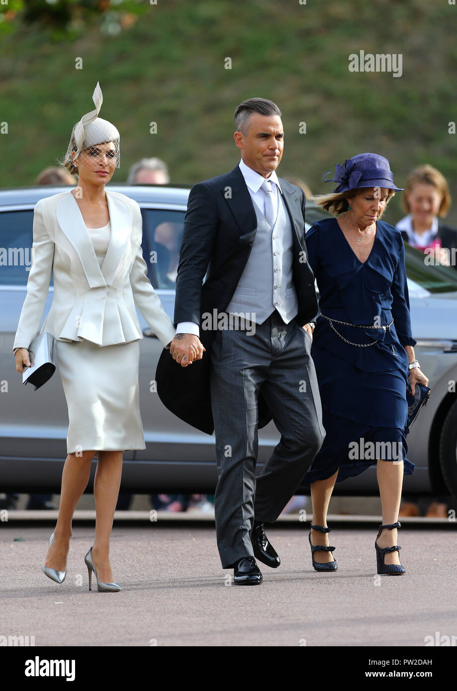 Robbie Williams, Ayda Field and Gwen Field arrive ahead of the wedding of  Princess Eugenie to Jack Brooksbank at St George's Chapel in Windsor Castle  Stock Photo - Alamy