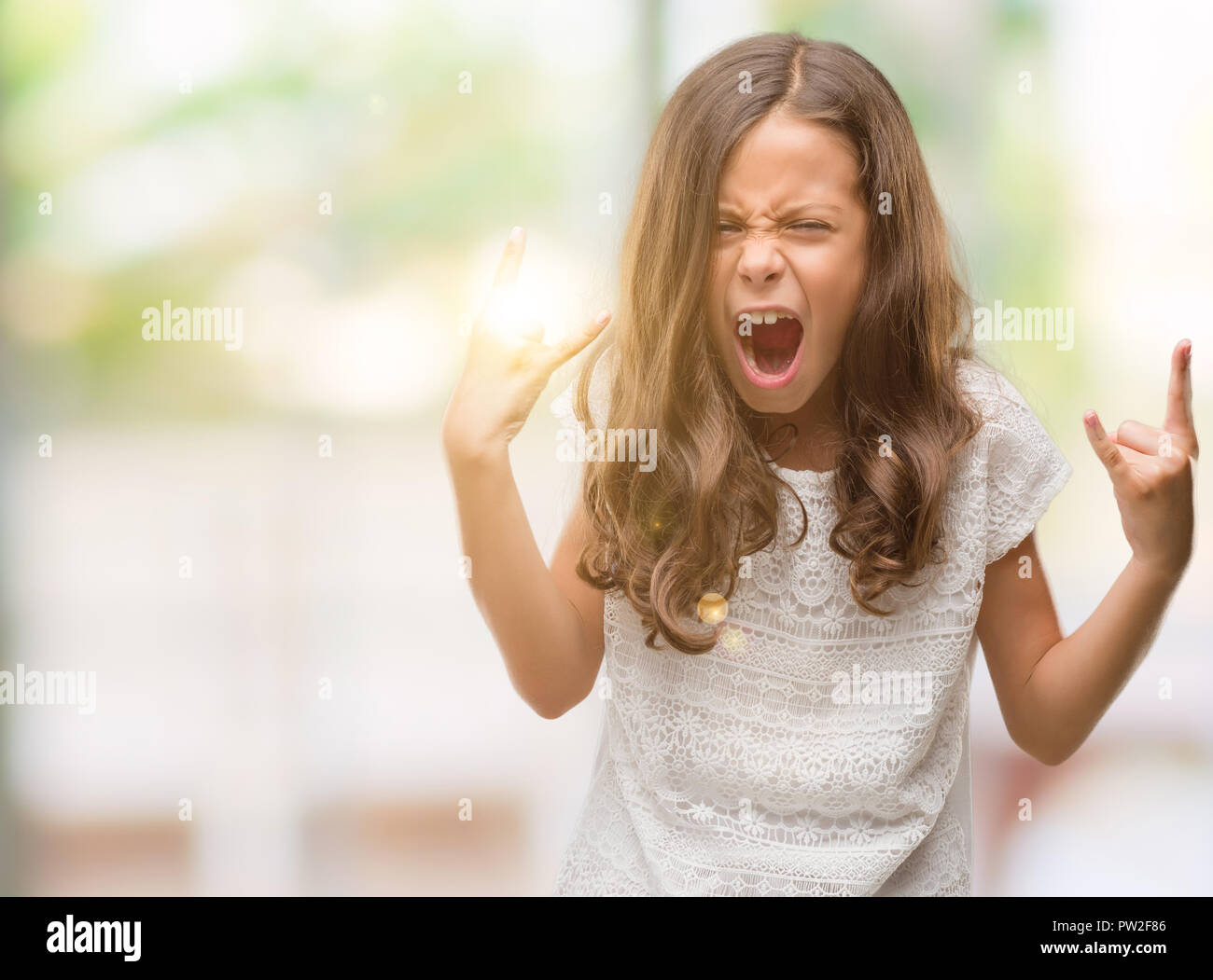 Маленькой девочке ору или голову. Кричащая девушка. Девушка кричит сток. Картинки девочка кричит на всех. Девушка в солнечных очках.