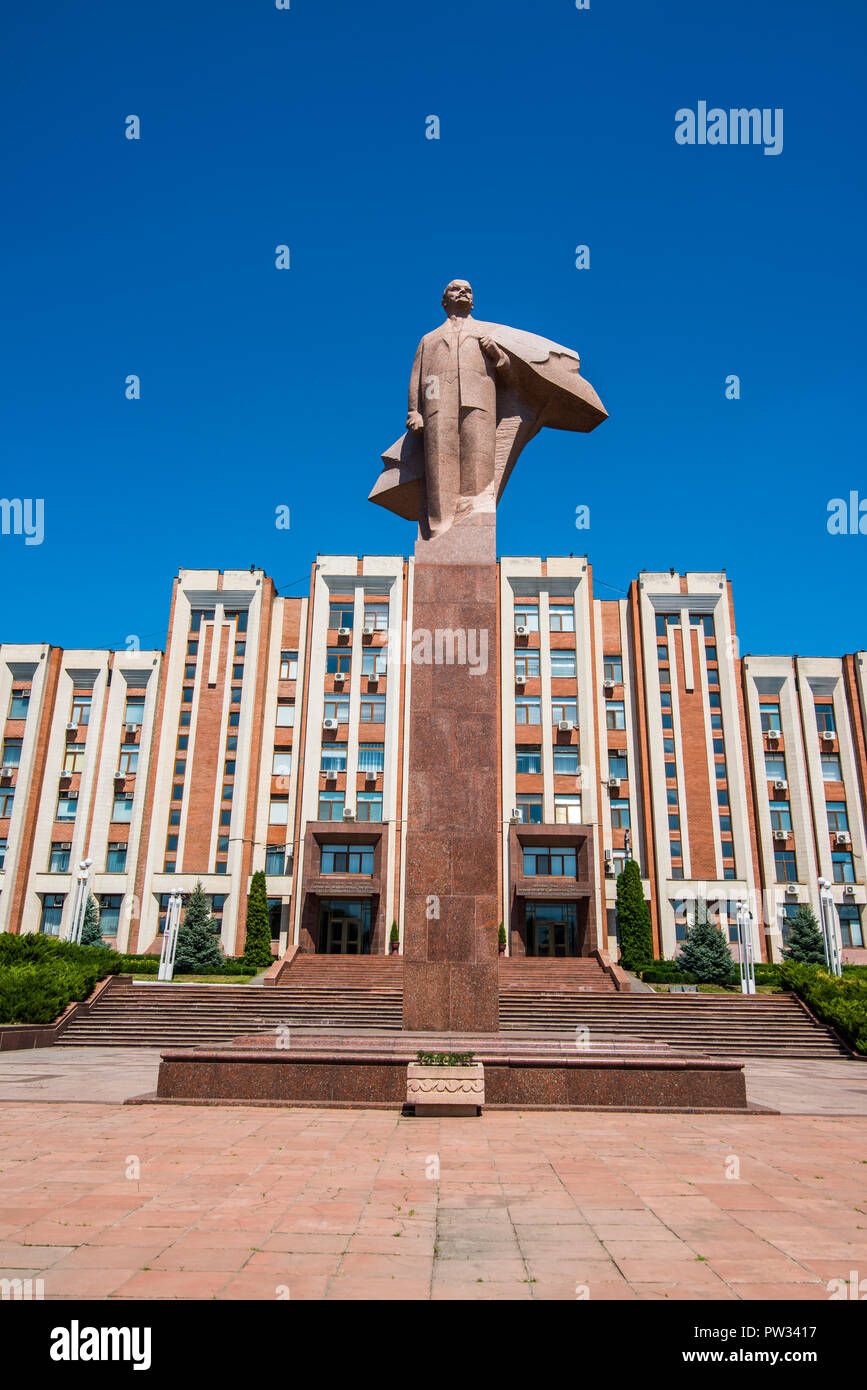 Transnistria parliament building with statue of Vladimir Lenin, Tiraspol, Transnistria, Moldova Stock Photo