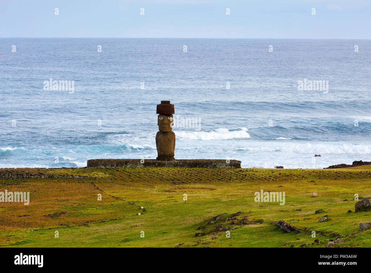 Ahu Ko Te Riku Moai with red Pukao hat, hat Easter Island, Rapa Nui, Chile Stock Photo