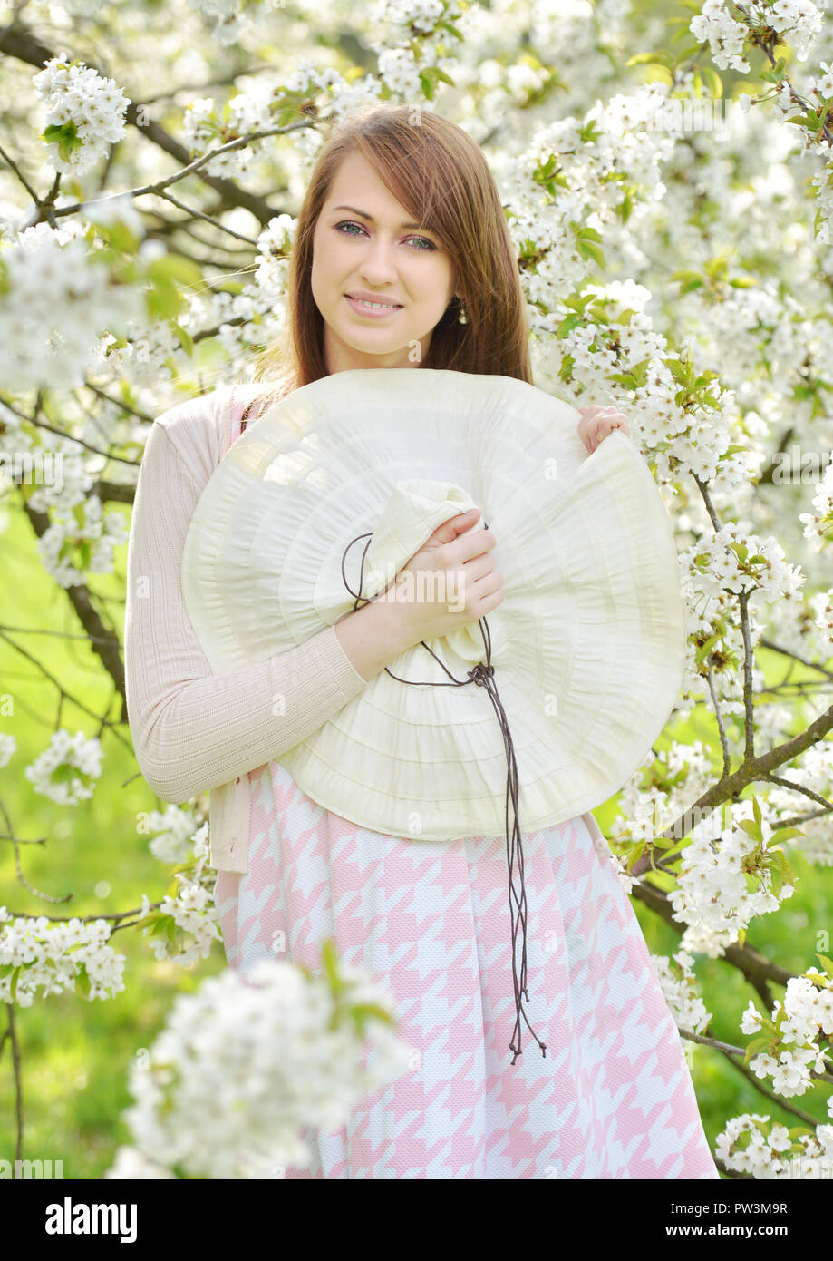 Teen girl spring sun hi-res stock photography and images - Alamy