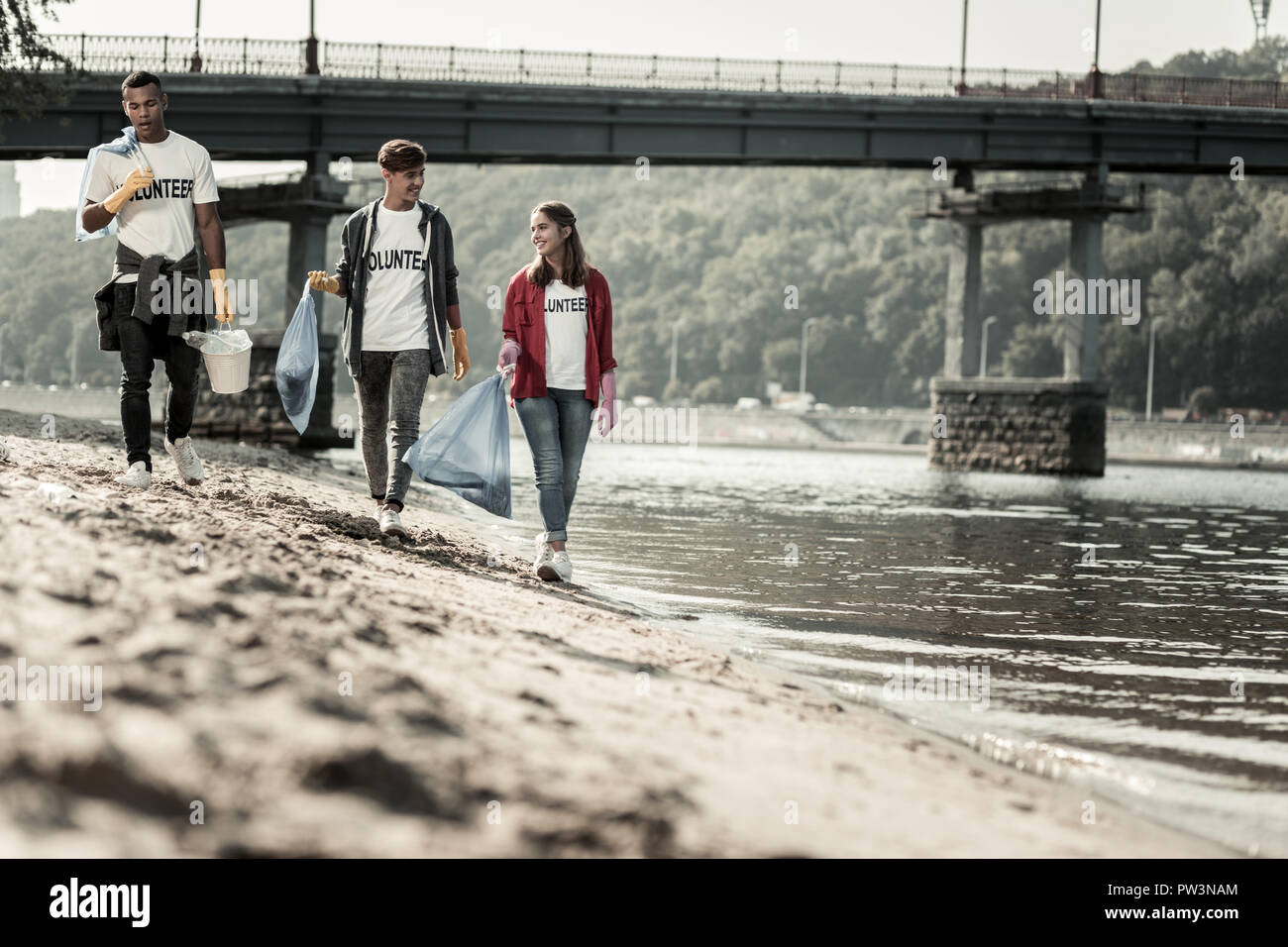 Teenager volunteering beach hi-res stock photography and images - Alamy