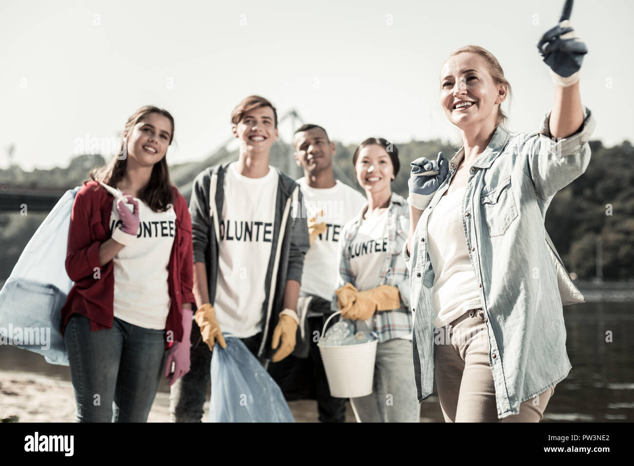 Teenager volunteering beach hi-res stock photography and images - Alamy