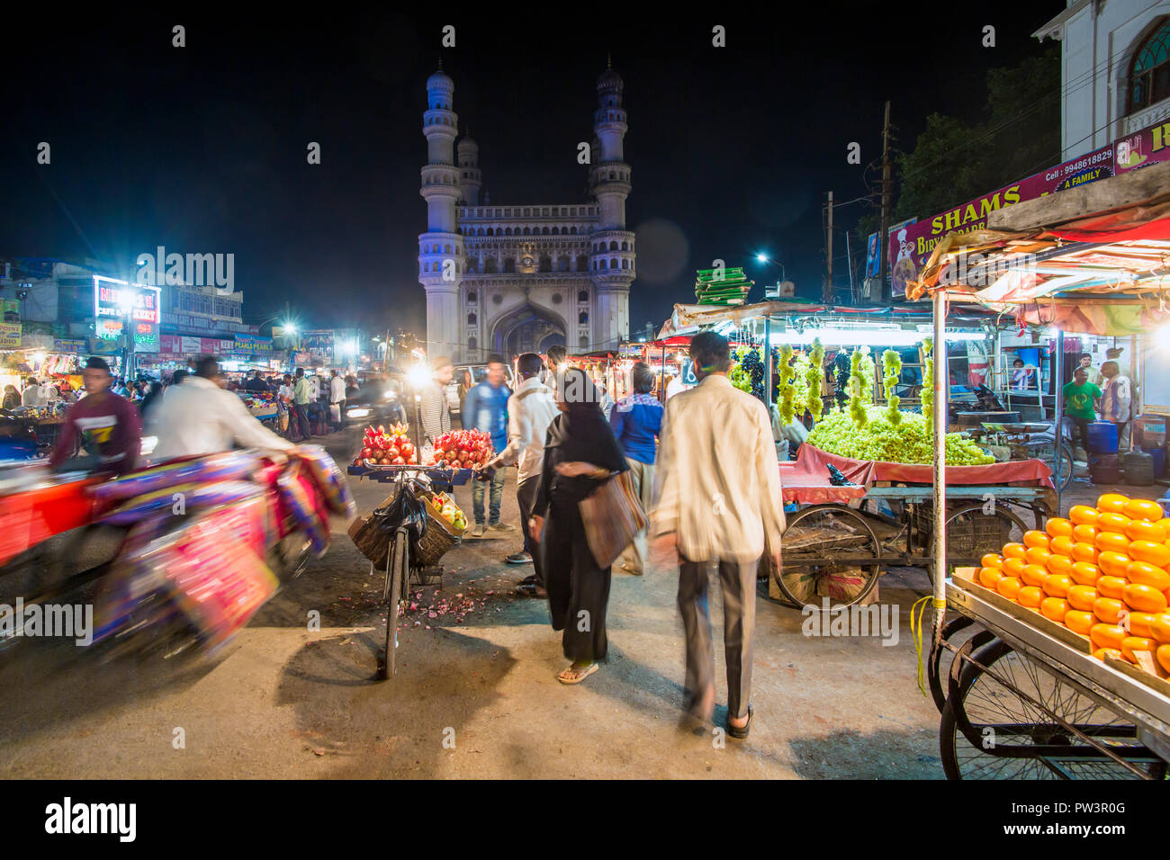 India, Hyderabad, capital of Telangana State, (Andhra Pradesh), Street stalls and the Charminar (Four Minarets) monument Stock Photo