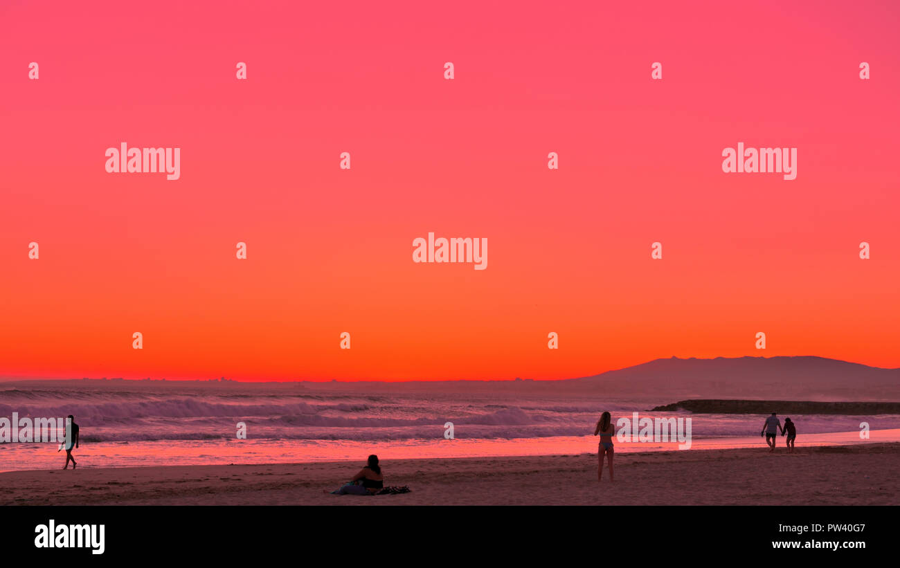 A Picturesque Pink And Orange Sunset At A Beach In Lisbon Stock Photo Alamy