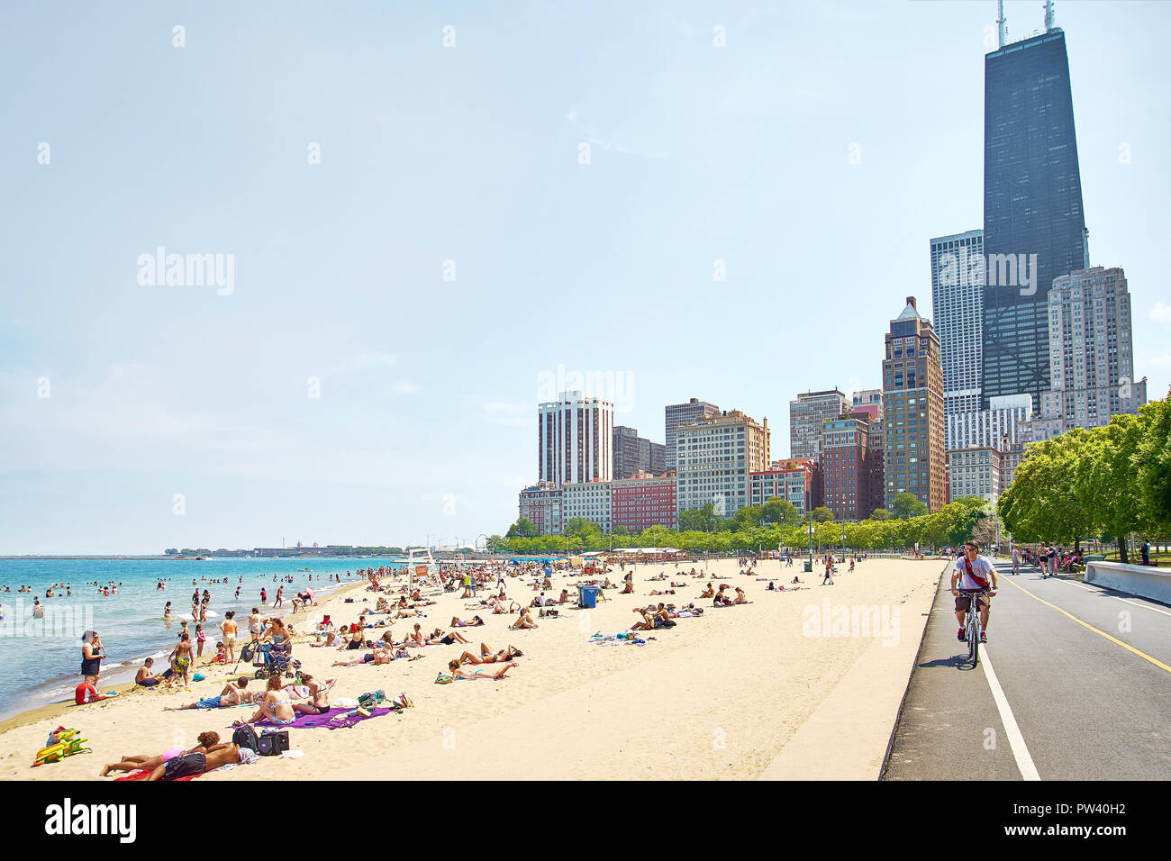 Chicago's 12th Street Beach, a narrow strip of beach just south of the  city's Museum Campus provides relief from summer heat. Chicago, Illinois,  USA Stock Photo - Alamy