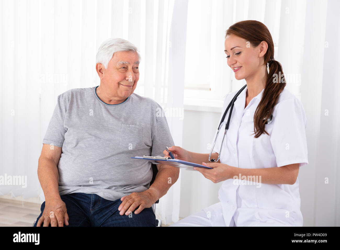 Old man hospital bed doctor hi-res stock photography and images - Alamy