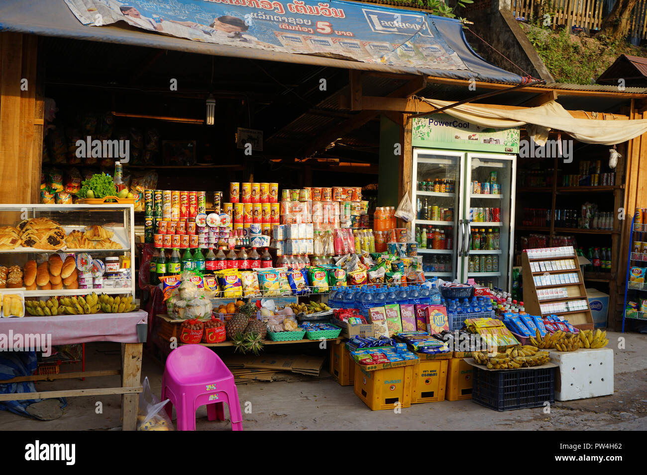 Lebensmittel Geschäft, Pak Beng, Pakbeng, Oudomxai Provinz, Laos, Asien Stock Photo