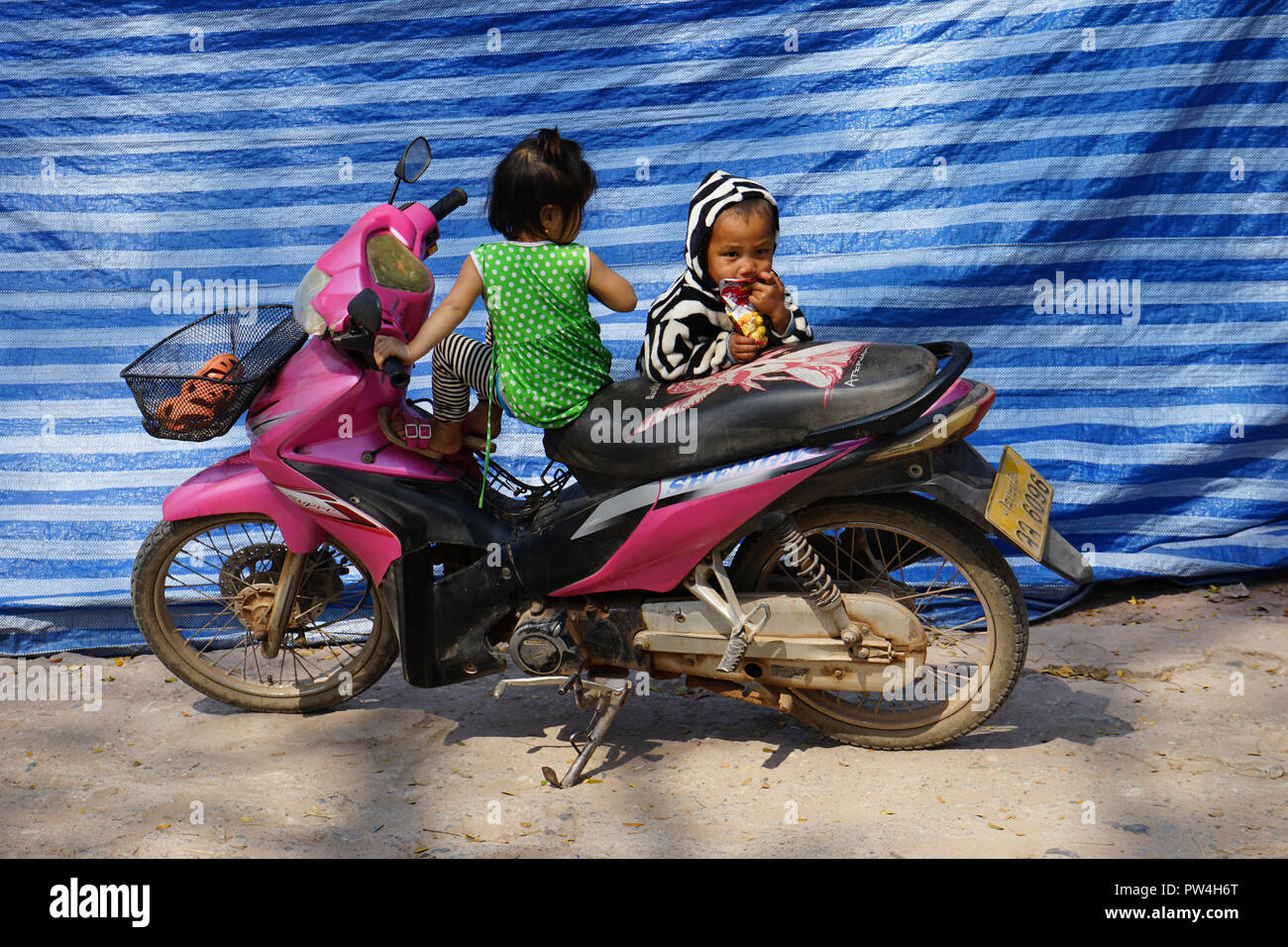 Kinder auf Moped, Pak Beng, Pakbeng, Oudomxai Provinz, Laos, Asien Stock Photo