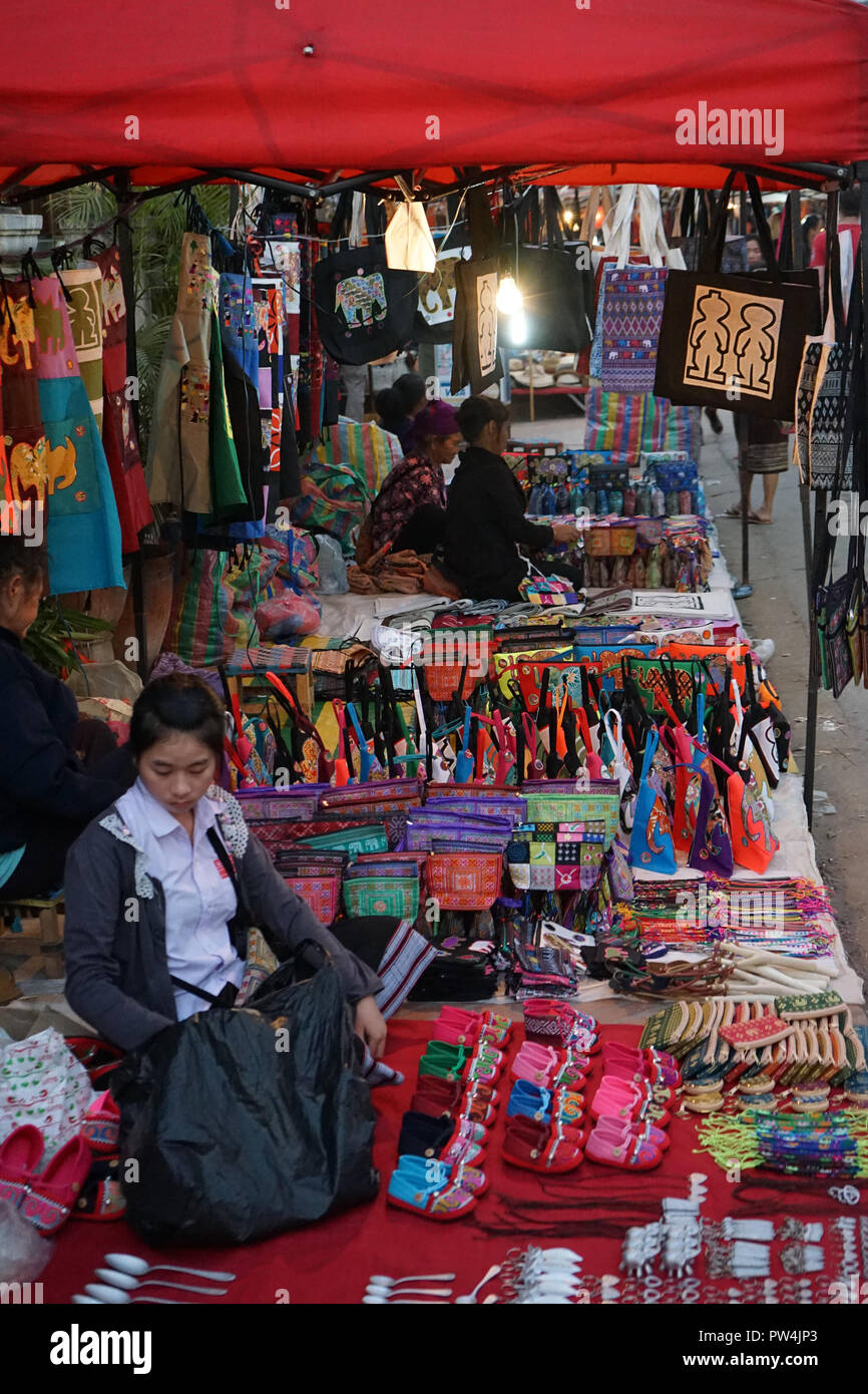 Stoffe und Kleidung, Nachtmarkt, Luang Prabang, Laos, Asien Stock Photo