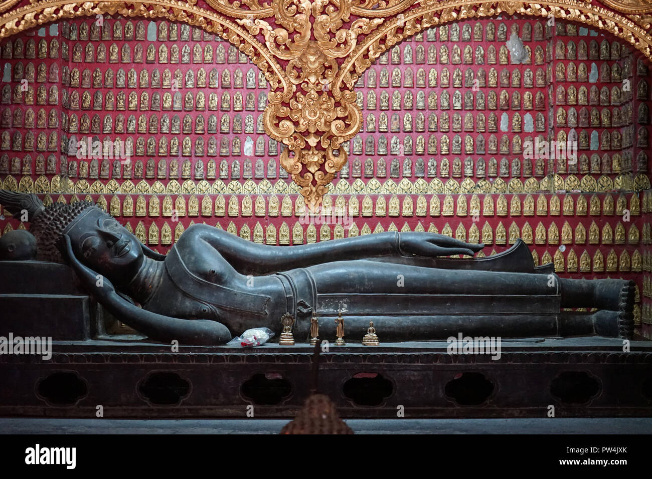 Liegender schwarzer Buddha in der Roten Kapelle (Ho Phra None) des Vat Xienthong, Luang Prabang, Laos Stock Photo