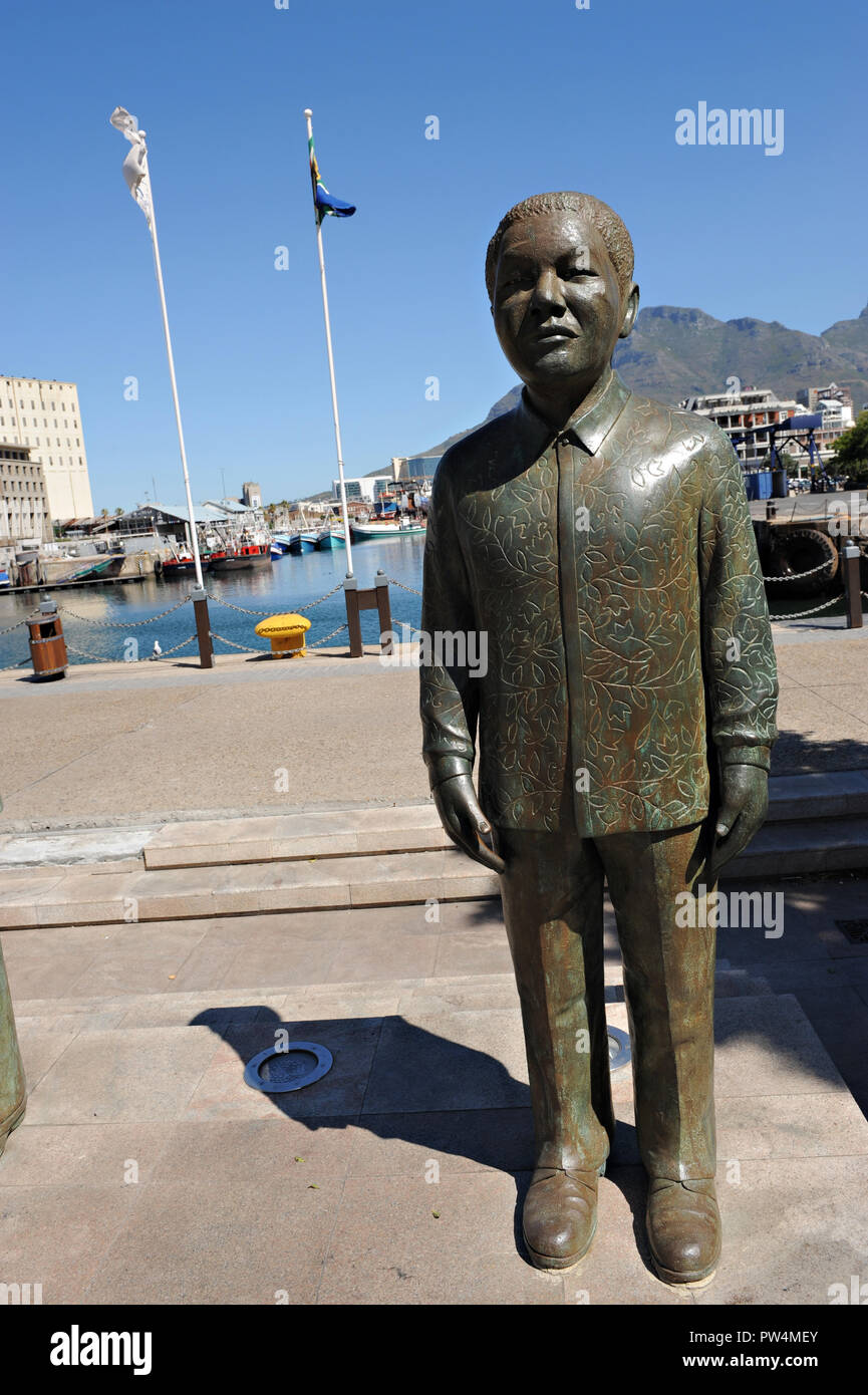 A statue of Nelson Mandela at The Victoria and Alfred Waterfront in