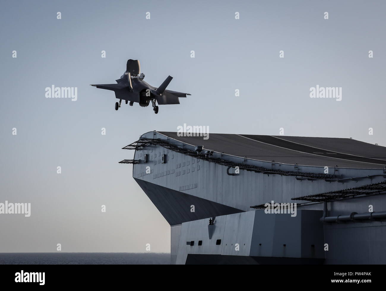 Royal Navy aircraft carrier, HMS Queen Elizabeth, has deployed to the U.S. to land fast jets on deck for the first time in eight years. In late September, the 65,000-tonne British aircraft carrier embarked two F-35B test aircraft  from the Integrated Test Force (ITF), based out of Naval Air Station Patuxent River, Maryland, along with nearly 200 ITF supporting staff, including pilots, engineers, maintainers and data analysts for the testing period at sea. The aim of these initial, or developmental trials, are to ascertain, through the specially equipped aircraft and sensors around the ship, th Stock Photo