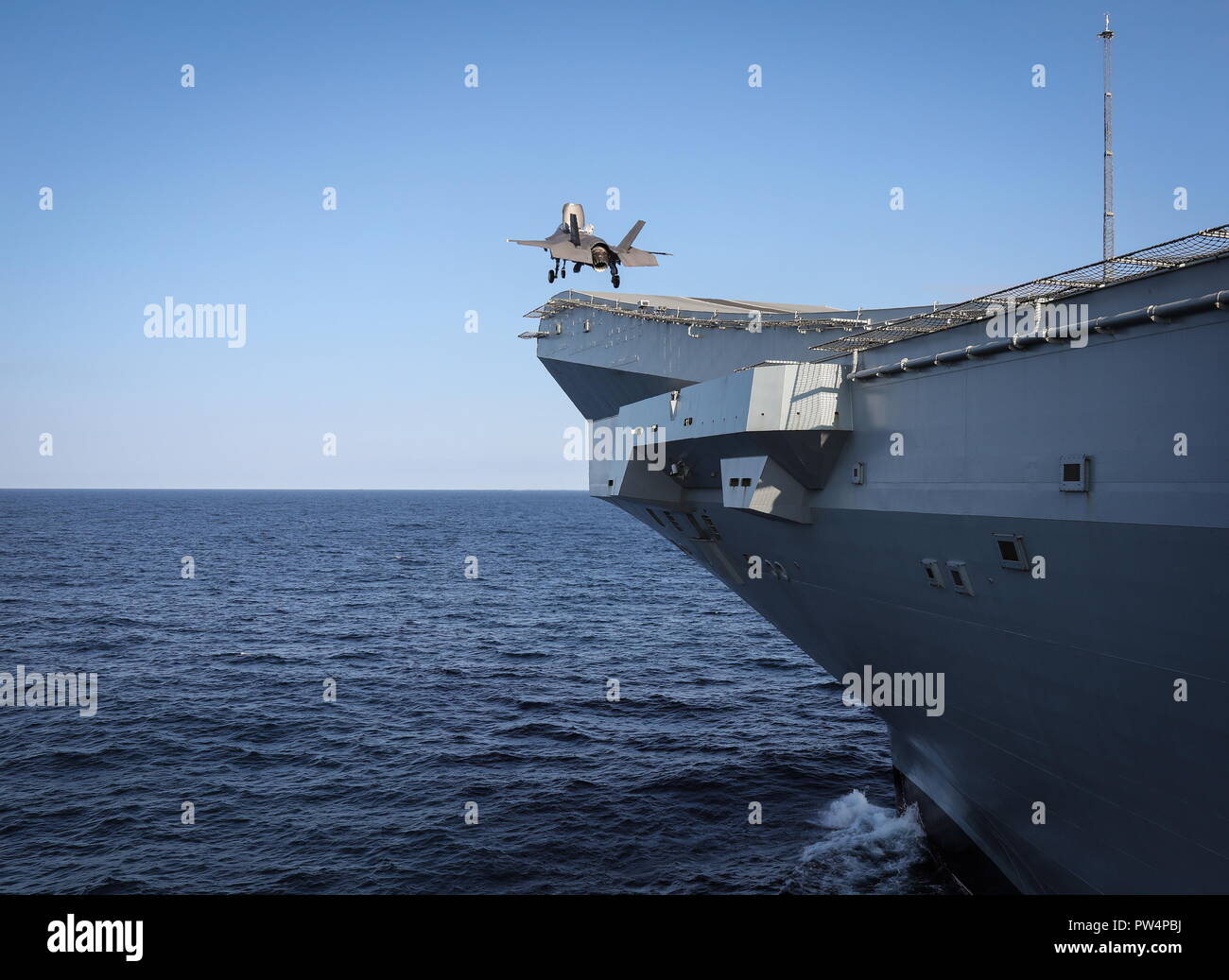 Royal Navy aircraft carrier, HMS Queen Elizabeth, has deployed to the U.S. to land fast jets on deck for the first time in eight years. In late September, the 65,000-tonne British aircraft carrier embarked two F-35B test aircraft  from the Integrated Test Force (ITF), based out of Naval Air Station Patuxent River, Maryland, along with nearly 200 ITF supporting staff, including pilots, engineers, maintainers and data analysts for the testing period at sea. The aim of these initial, or developmental trials, are to ascertain, through the specially equipped aircraft and sensors around the ship, th Stock Photo