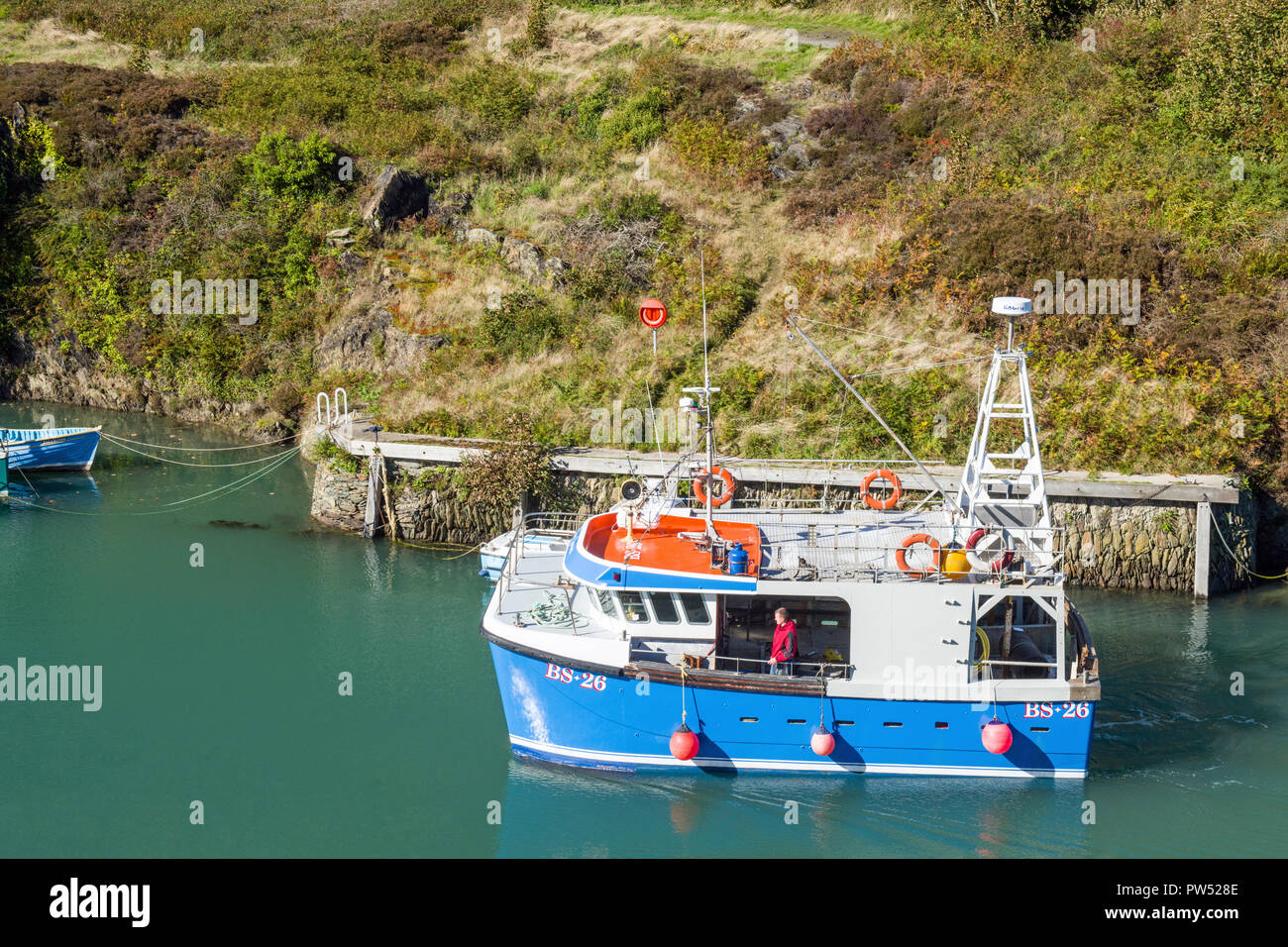 Fishing Boat entering Amlwch Harbour Anglesey Stock Photo - Alamy